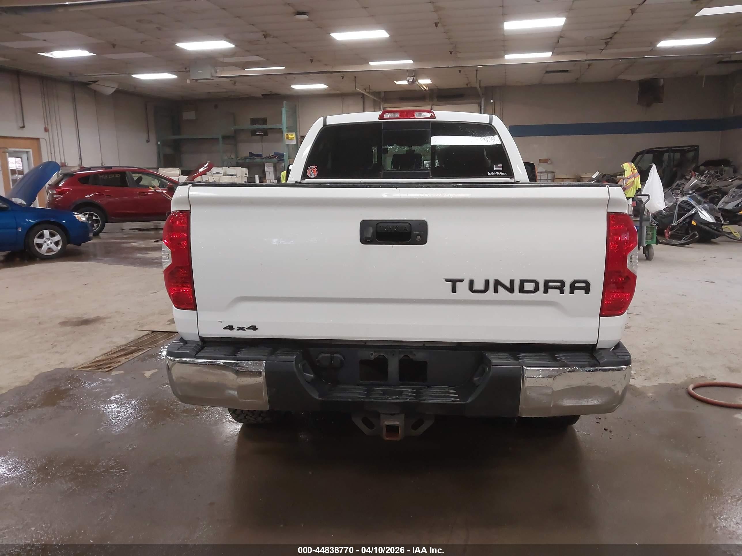 2015 Toyota Tundra Sr5 5.7l V8 White vin: 5TFUY5F11FX462073