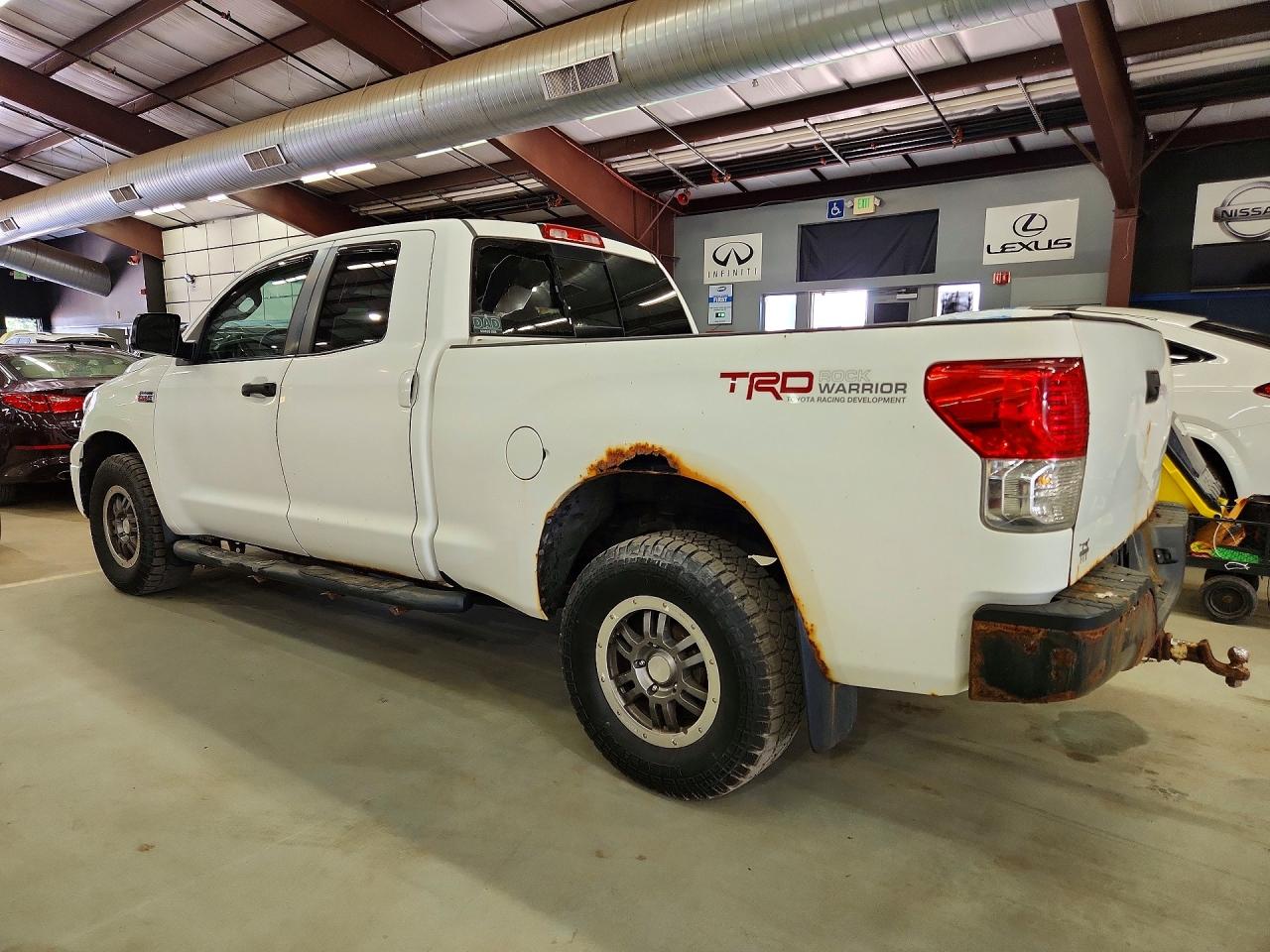 2011 Toyota Tundra Double Cab Sr5 White vin: 5TFUY5F13BX202820
