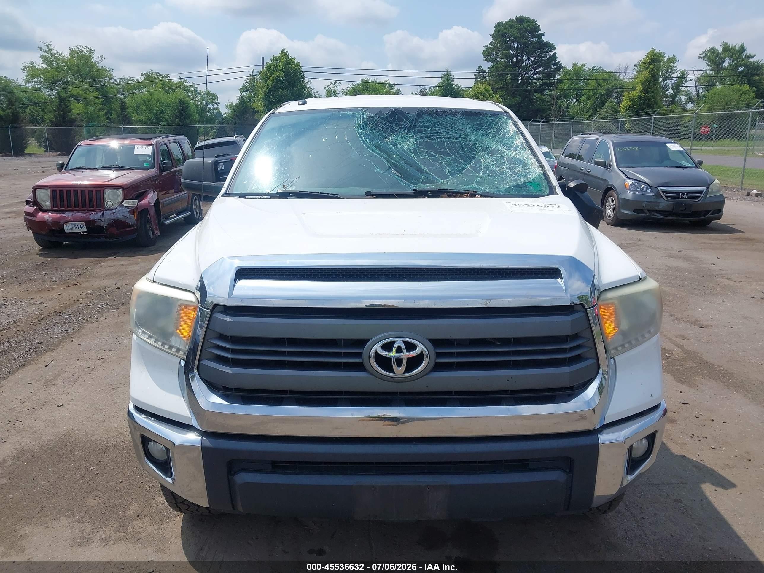 2014 Toyota Tundra Sr5 5.7l V8 White vin: 5TFUY5F16EX337200