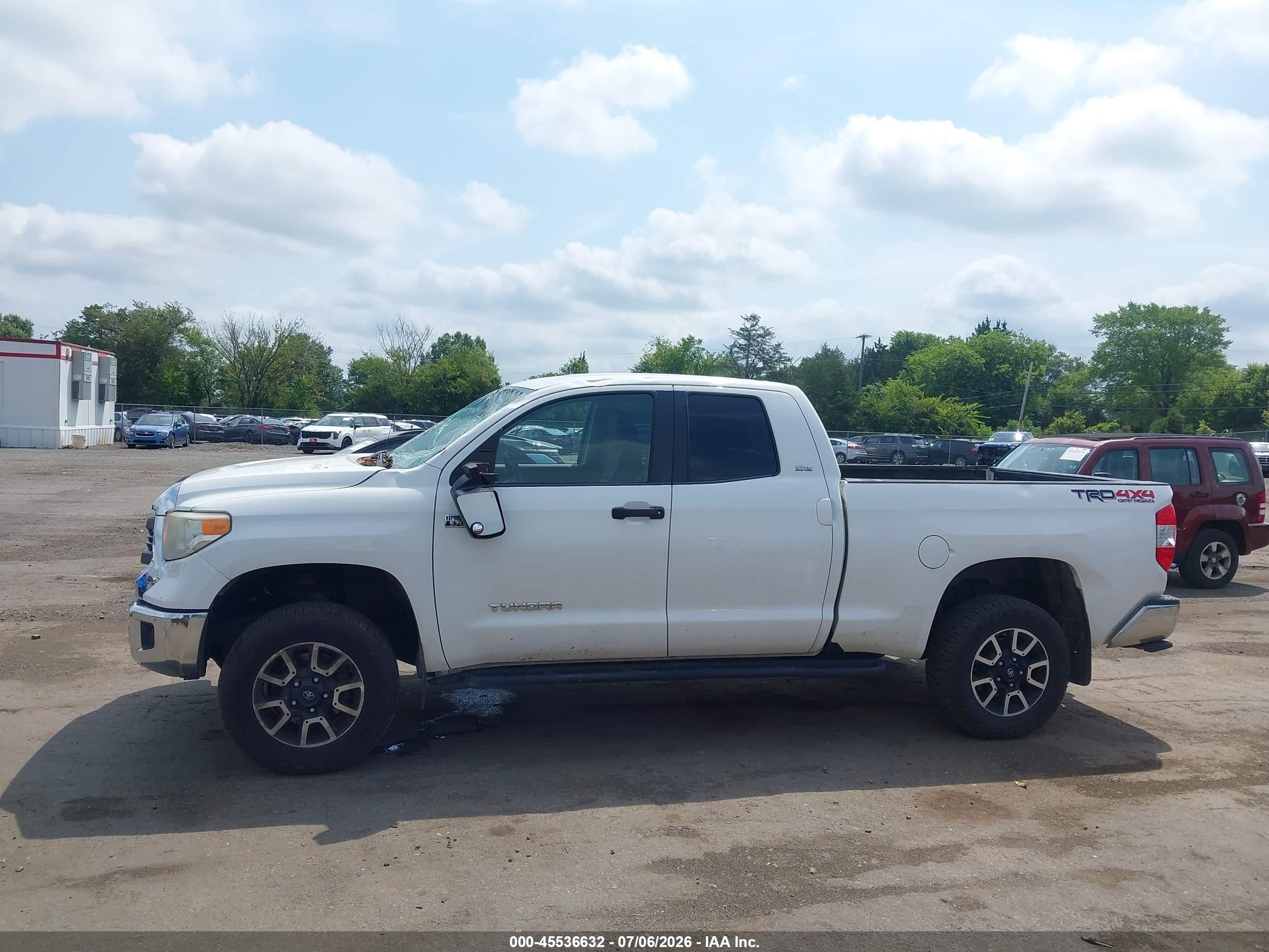 2014 Toyota Tundra Sr5 5.7l V8 White vin: 5TFUY5F16EX337200