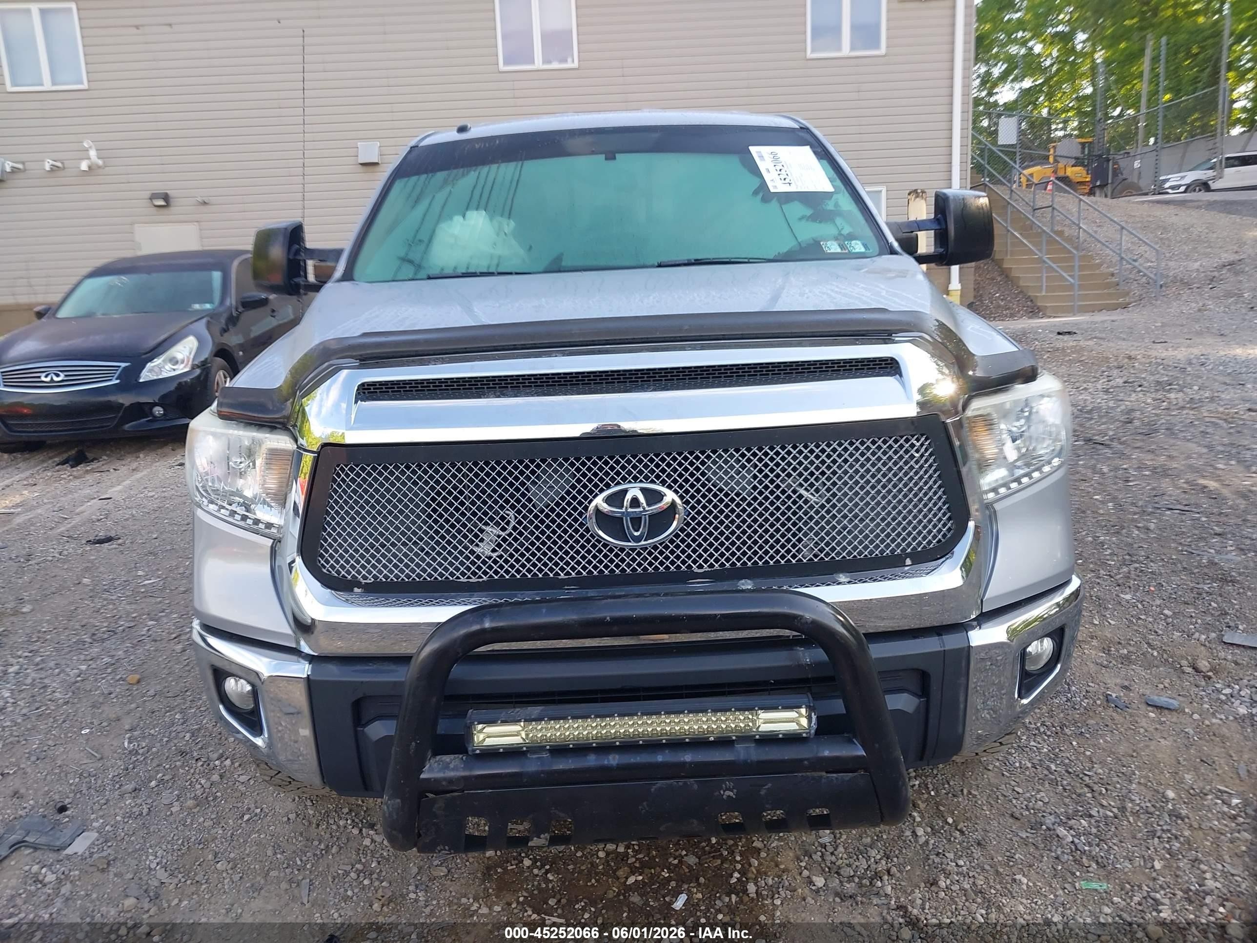 2015 Toyota Tundra Sr5 5.7l V8 Silver vin: 5TFUY5F18FX424226
