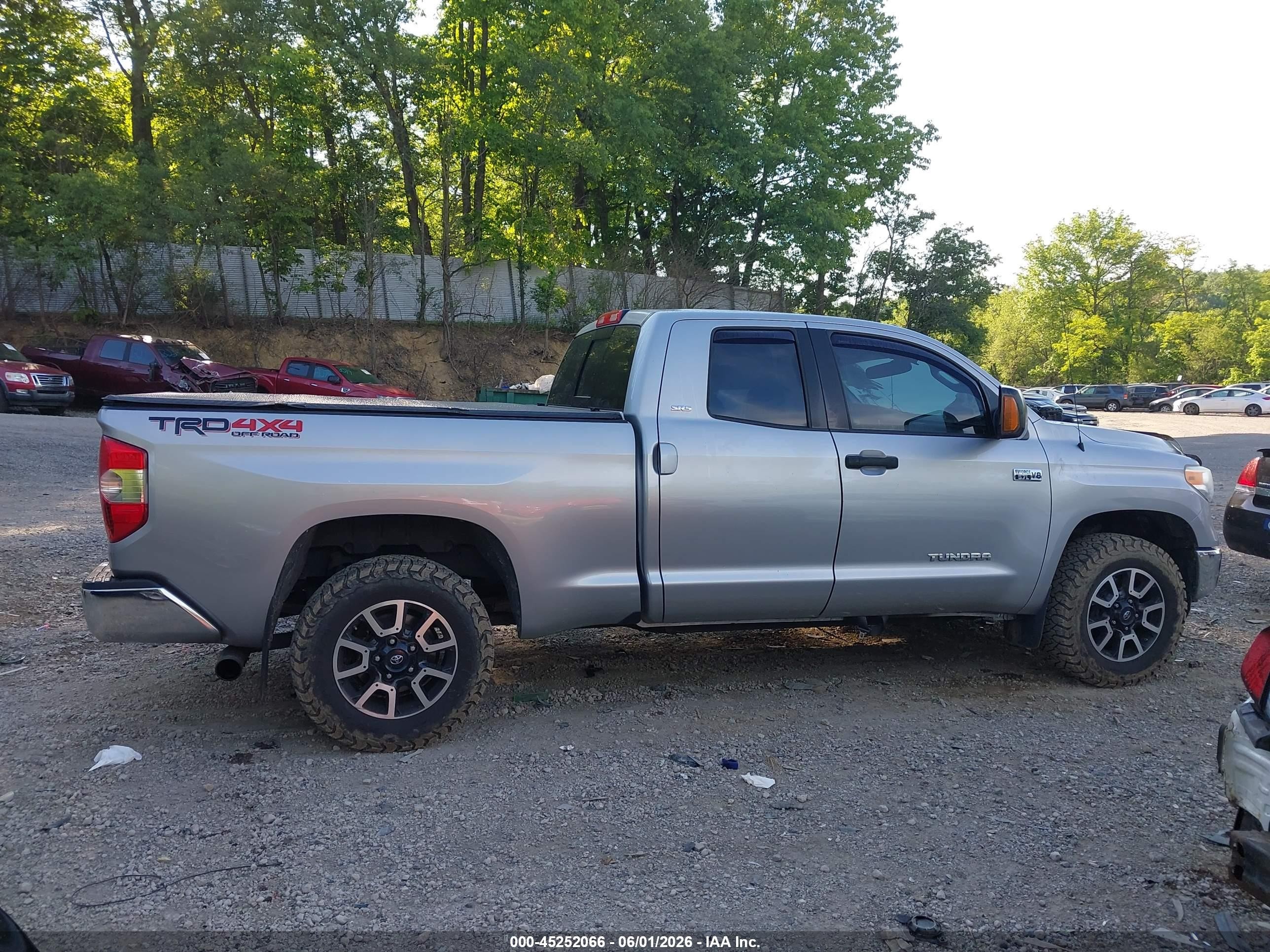 2015 Toyota Tundra Sr5 5.7l V8 Silver vin: 5TFUY5F18FX424226