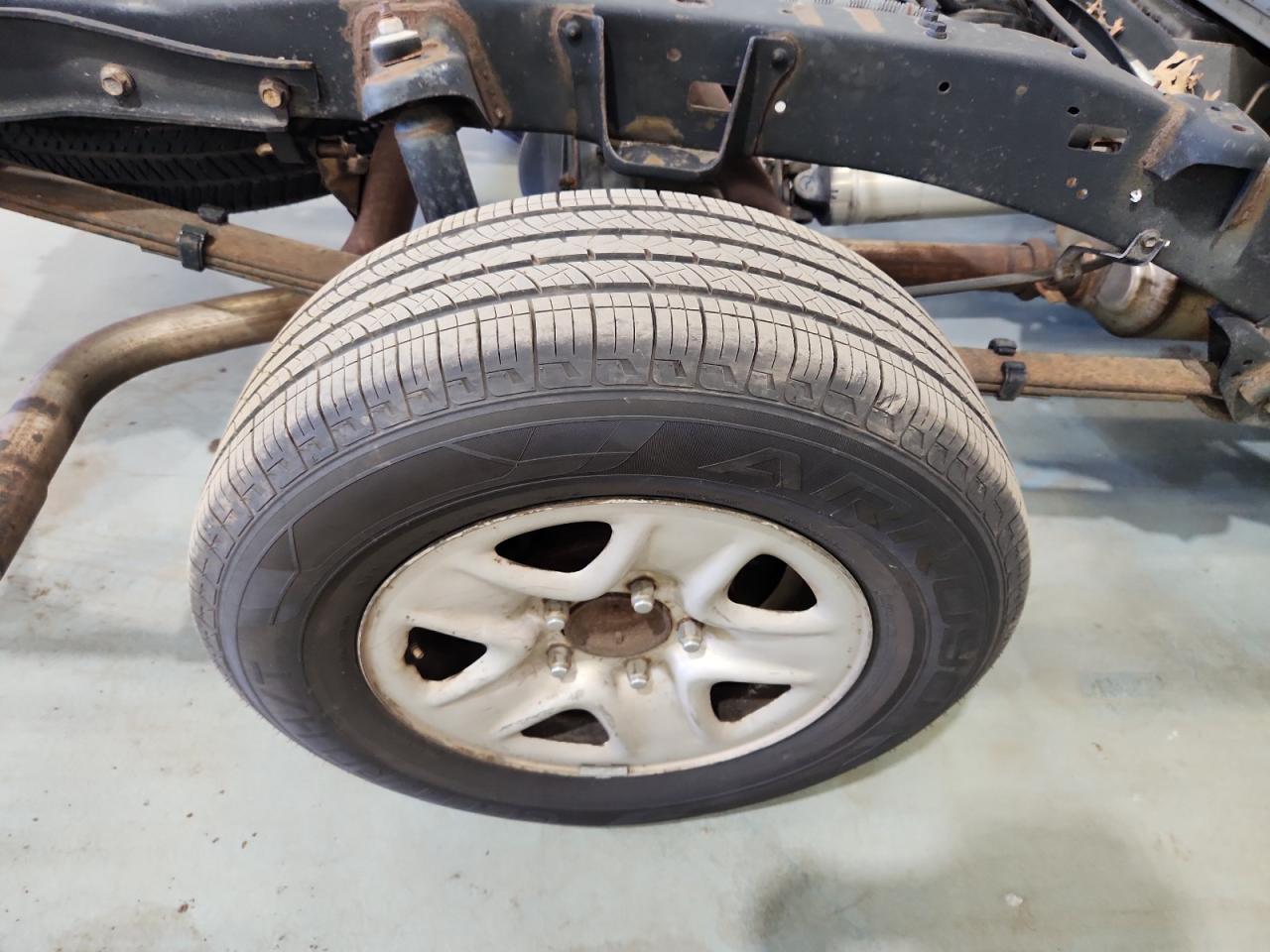 2015 Toyota Tundra Black vin: 5TFUY5F1XFX428441 Damage: Right Rear Wheel, Chipped, 10 Or More