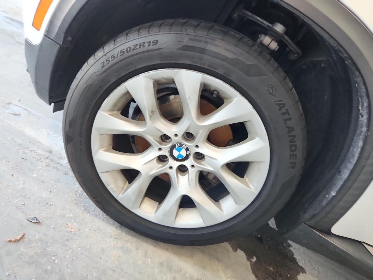 2013 Bmw X5 Xdrive35i White vin: 5UXZV4C52D0G52407 Damage: Left Front Wheel, Curb Rash, > 12 Inches