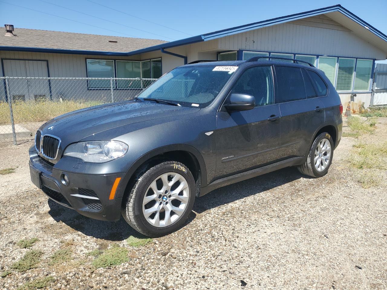 2012 Bmw X5 Xdrive35i Gray vin: 5UXZV4C56CL757767 Damage: Left Front Fender, Heavy Scratch, 1/8 To 1/2 Inch