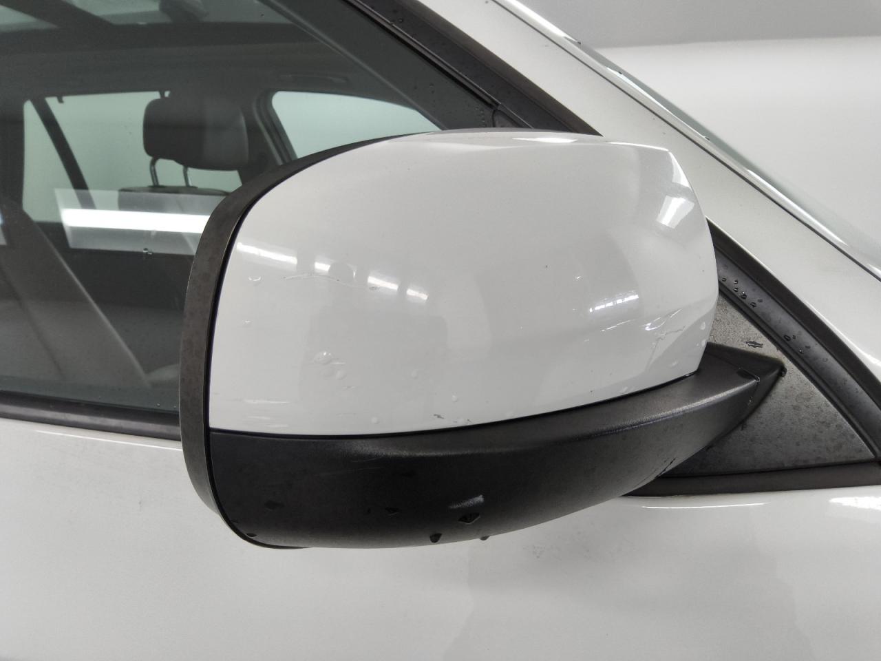 2012 Bmw X5 Xdrive35i White vin: 5UXZV4C5XCL766455 Damage: Rf Mirror Cover, Light Scratch, 1 To 2 Inches