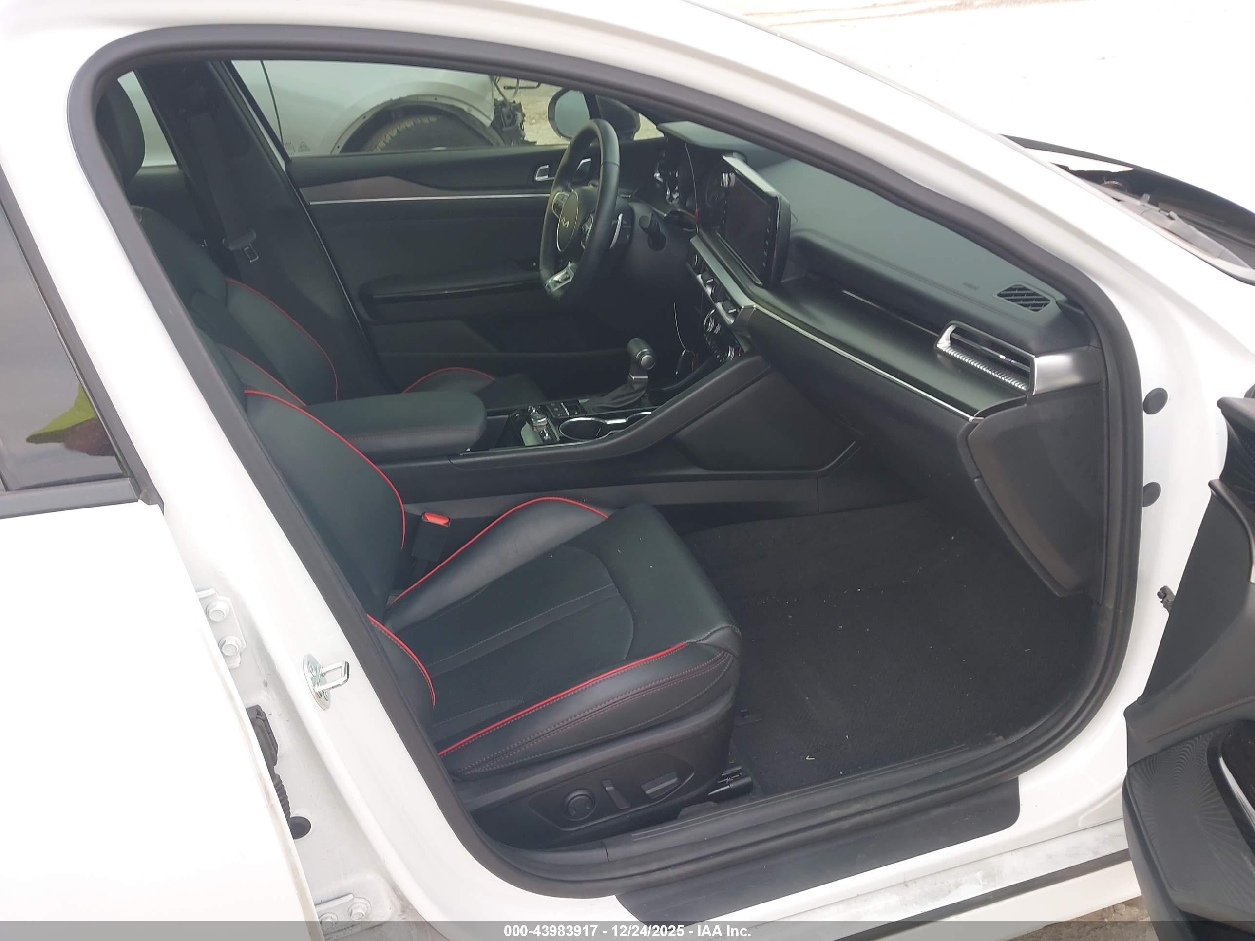 2024 Kia K5 Gt White vin: 5XXG44J89RG259080