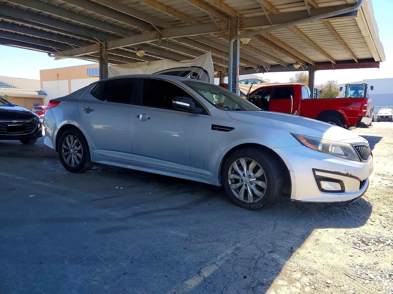 2015 Kia Optima Lx Серебряный vin: 5XXGM4A70FG473684