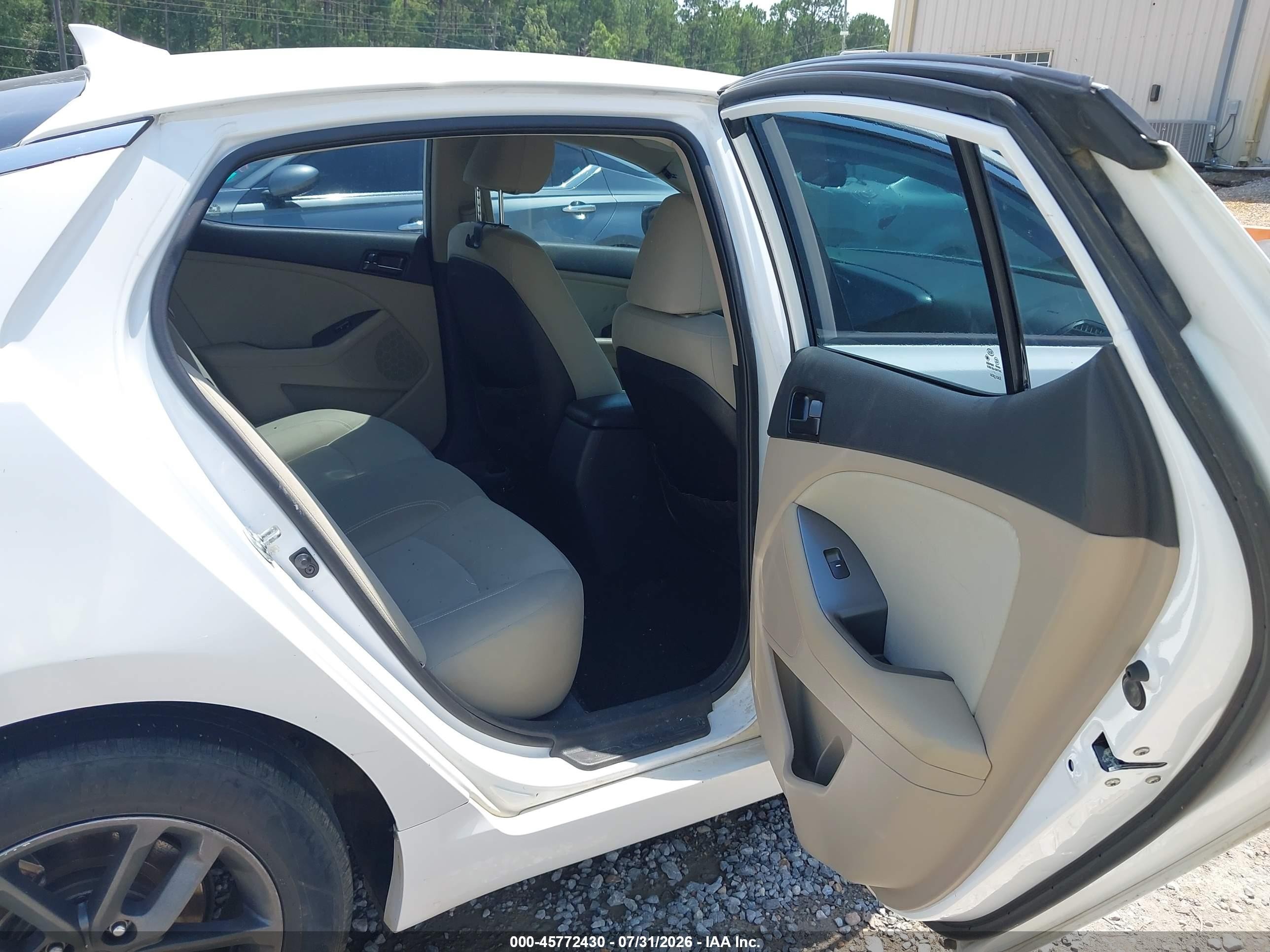 2012 Kia Optima Lx White vin: 5XXGM4A75CG059862