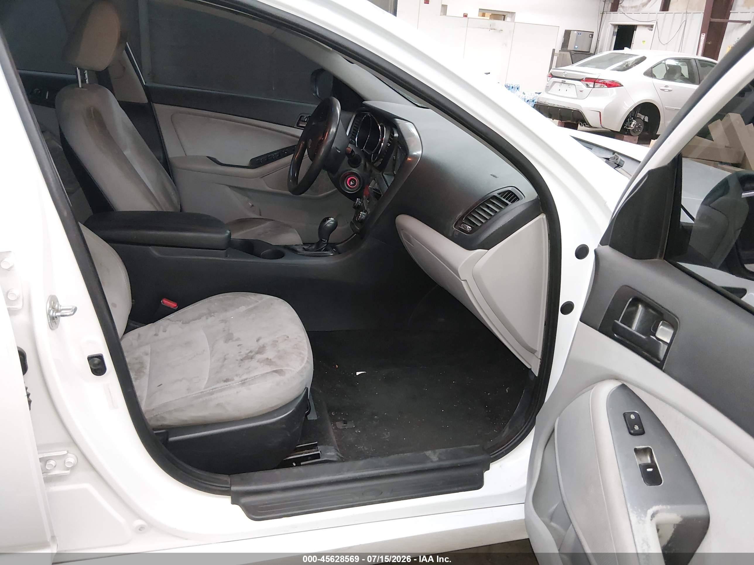 2012 Kia Optima Lx White vin: 5XXGM4A79CG083579