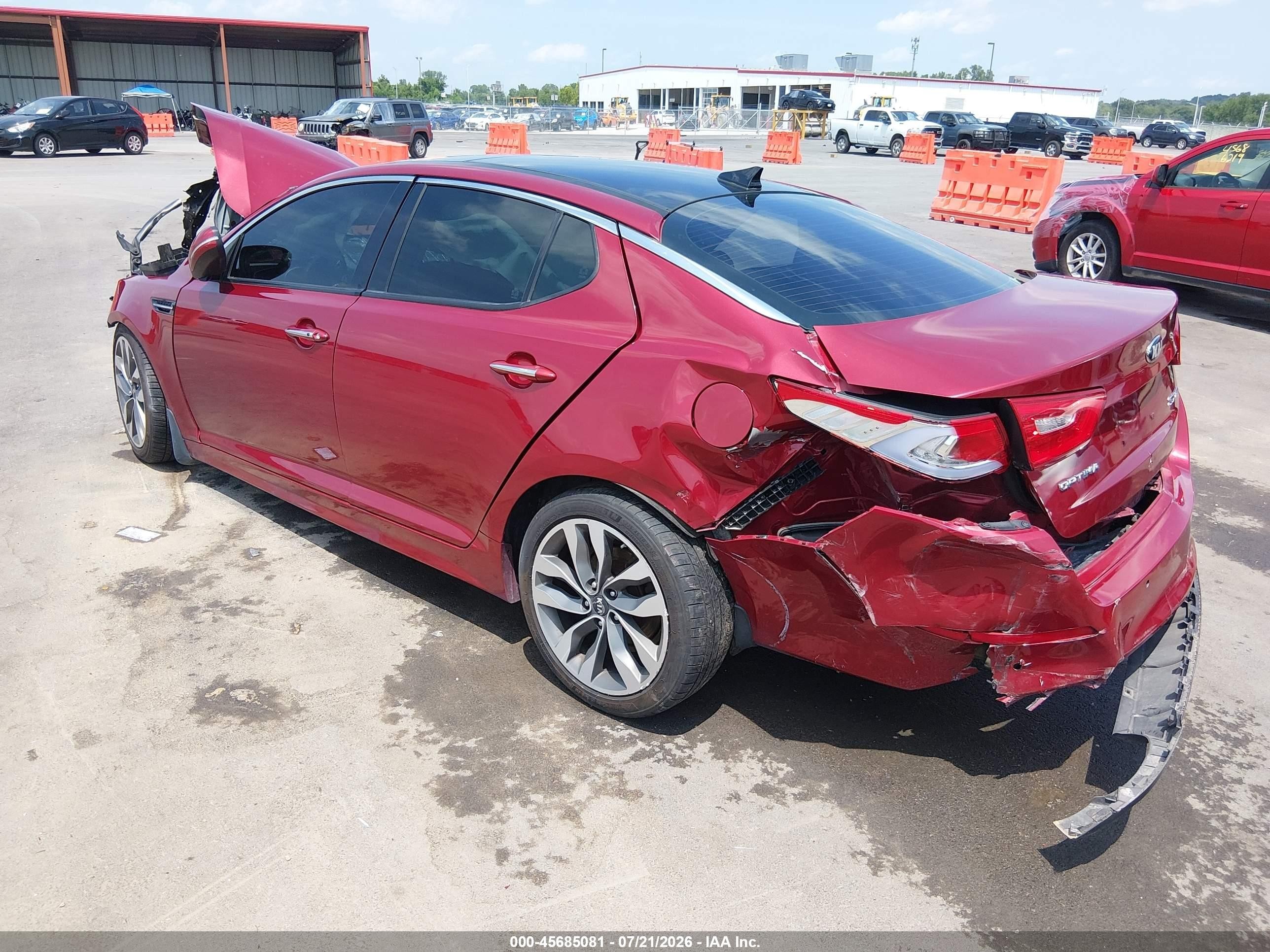 2015 Kia Optima   Red vin: 5XXGR4A69FG398217