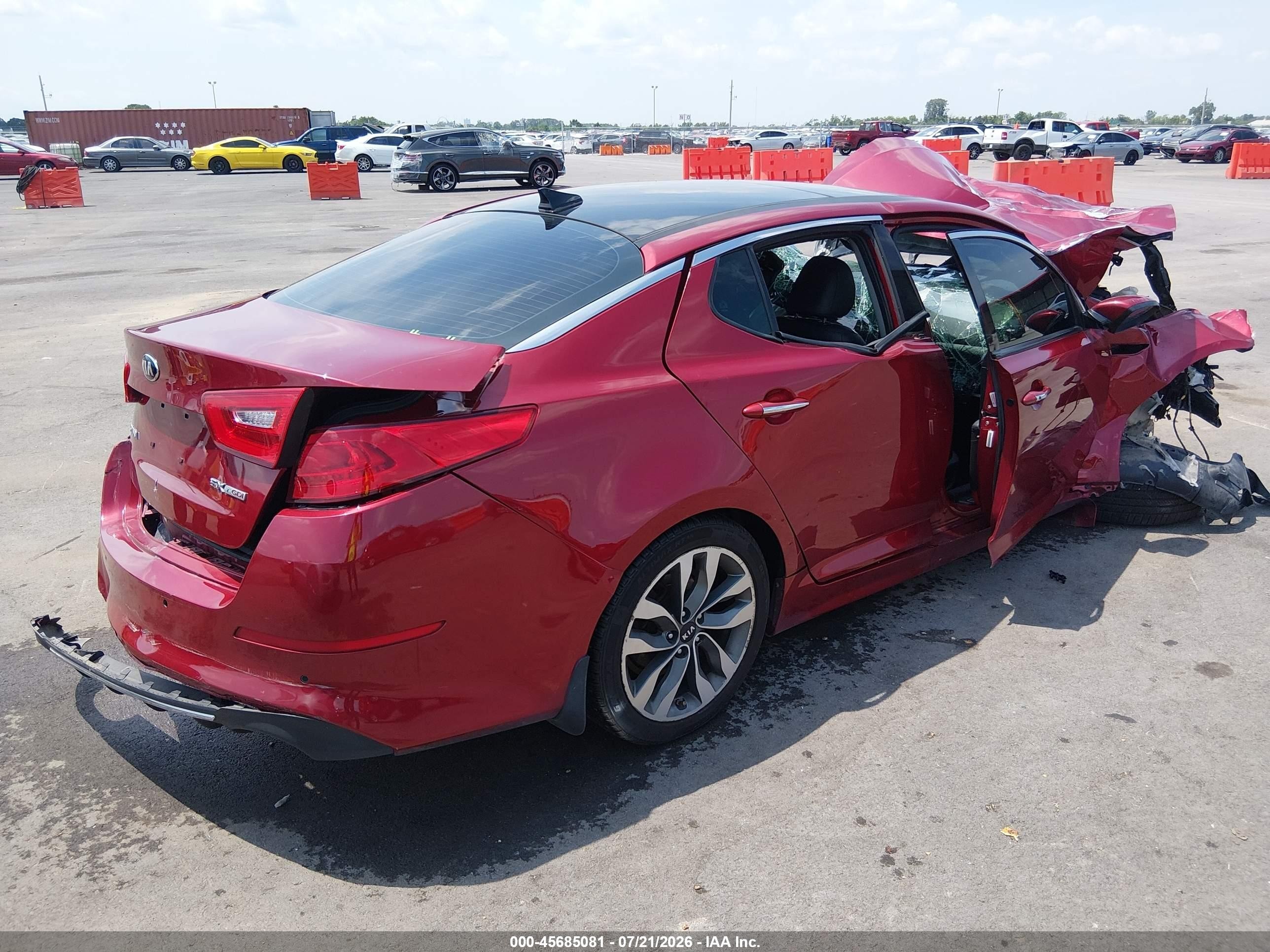 2015 Kia Optima   Red vin: 5XXGR4A69FG398217