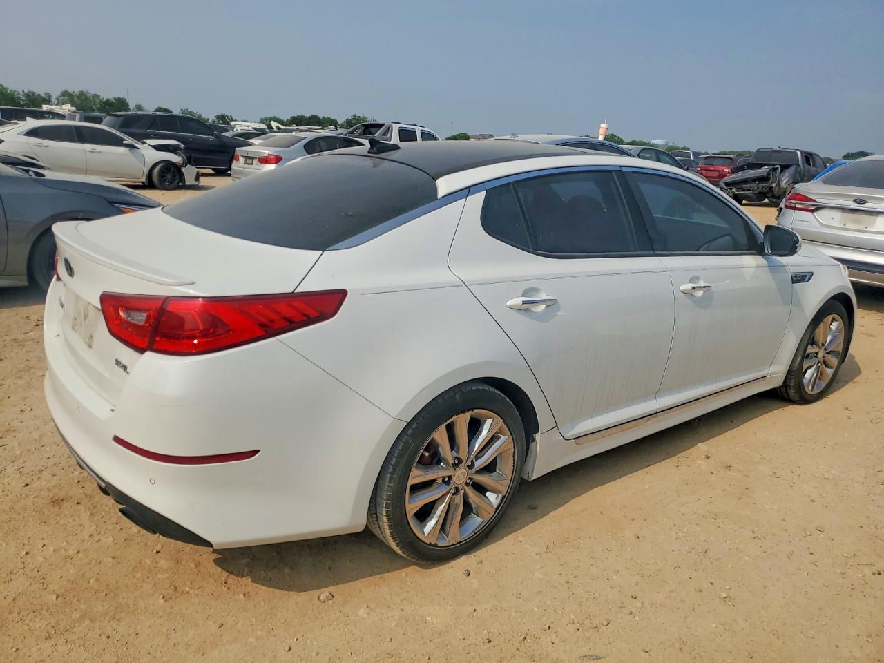 2015 Kia Optima White vin: 5XXGR4A6XFG515593
