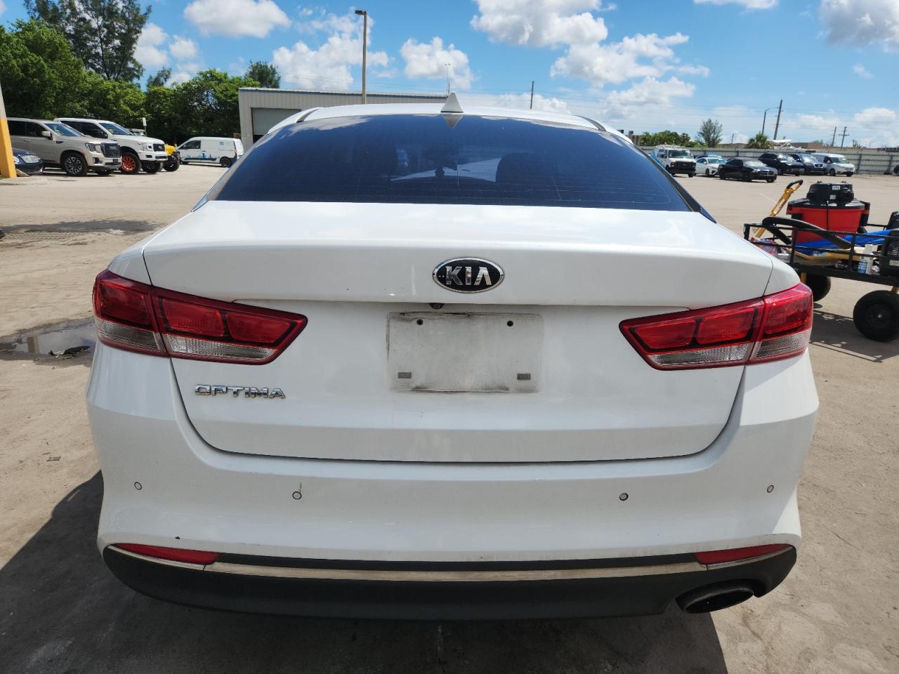 2018 Kia Optima Lx Белый vin: 5XXGT4L31JG253587