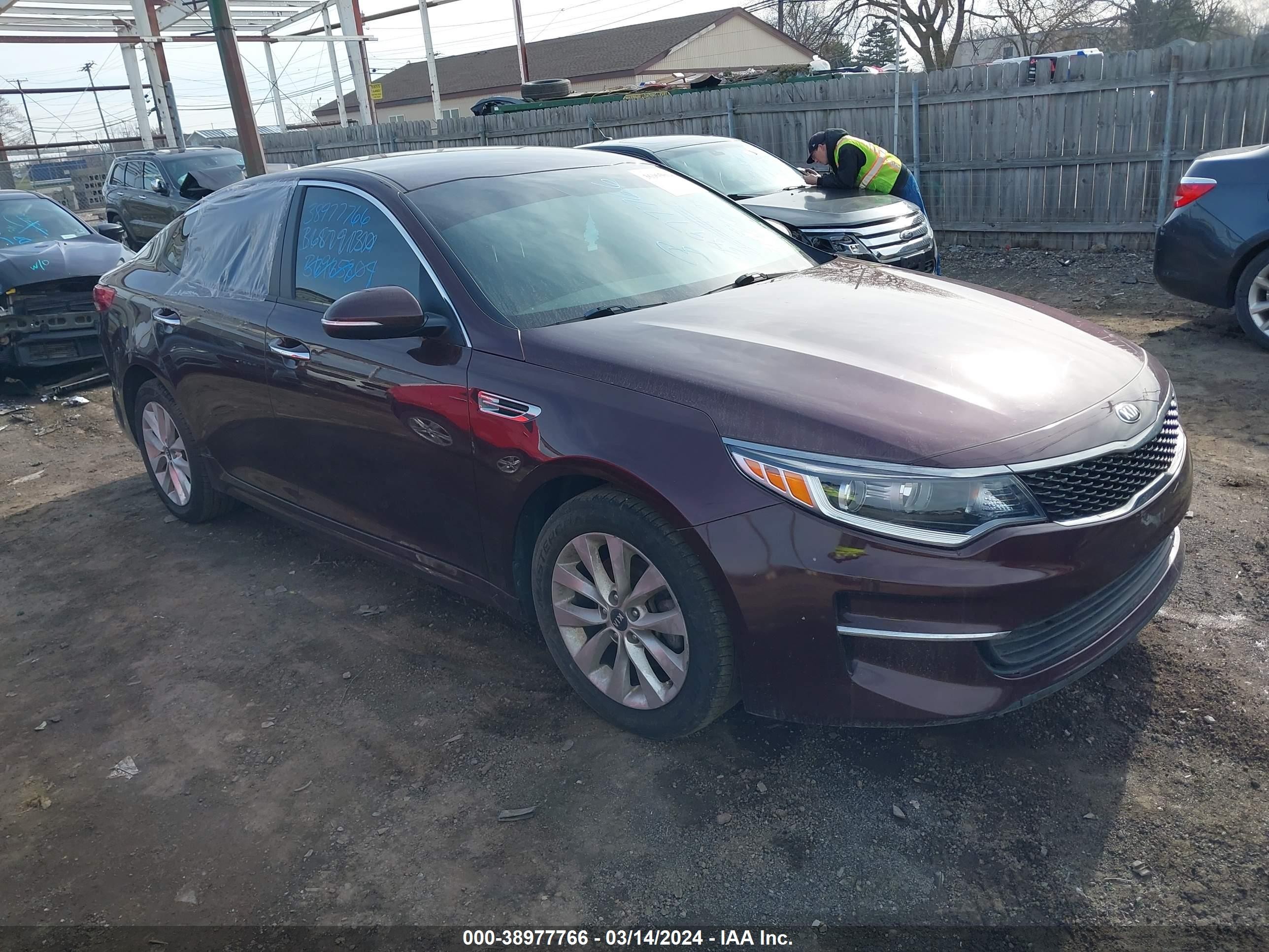 2018 Kia Optima Lx Бордовый vin: 5XXGT4L31JG270700