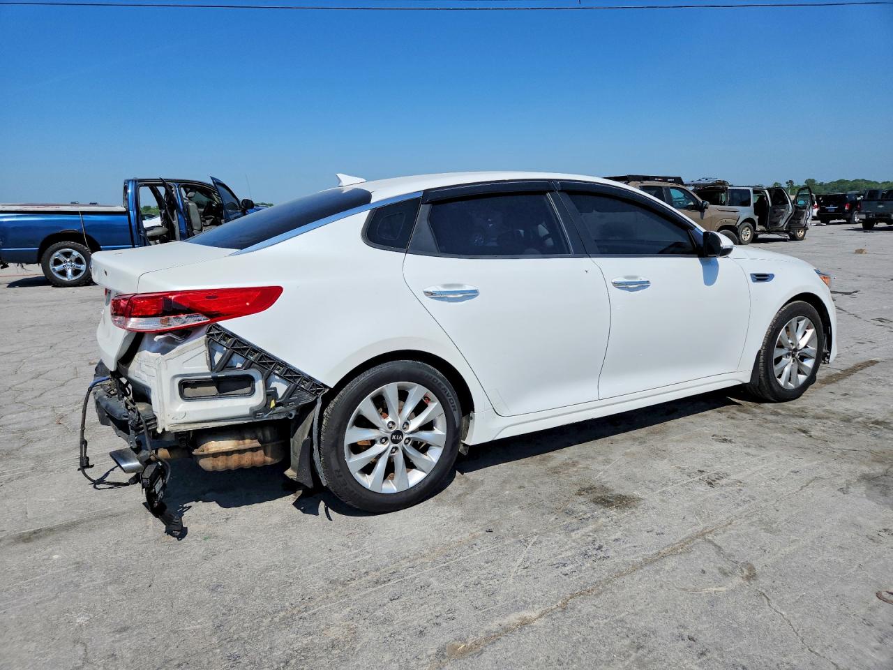 2018 Kia Optima White vin: 5XXGT4L35JG252877