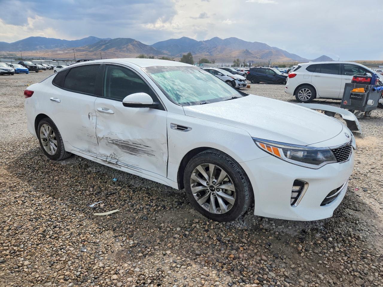 2018 Kia Optima S White vin: 5XXGT4L36JG189238