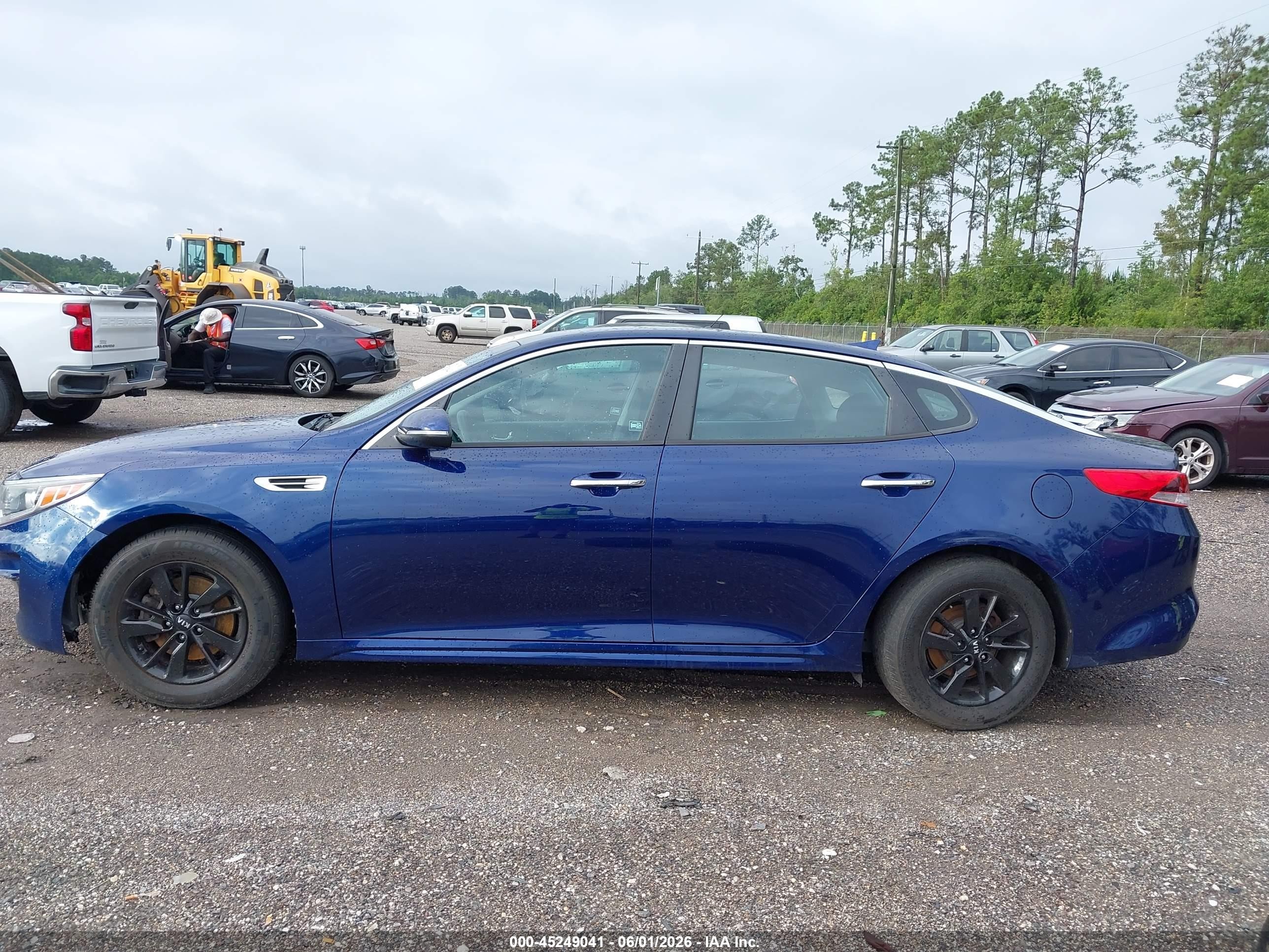 2017 Kia Optima Lx Синий vin: 5XXGT4L38HG132419