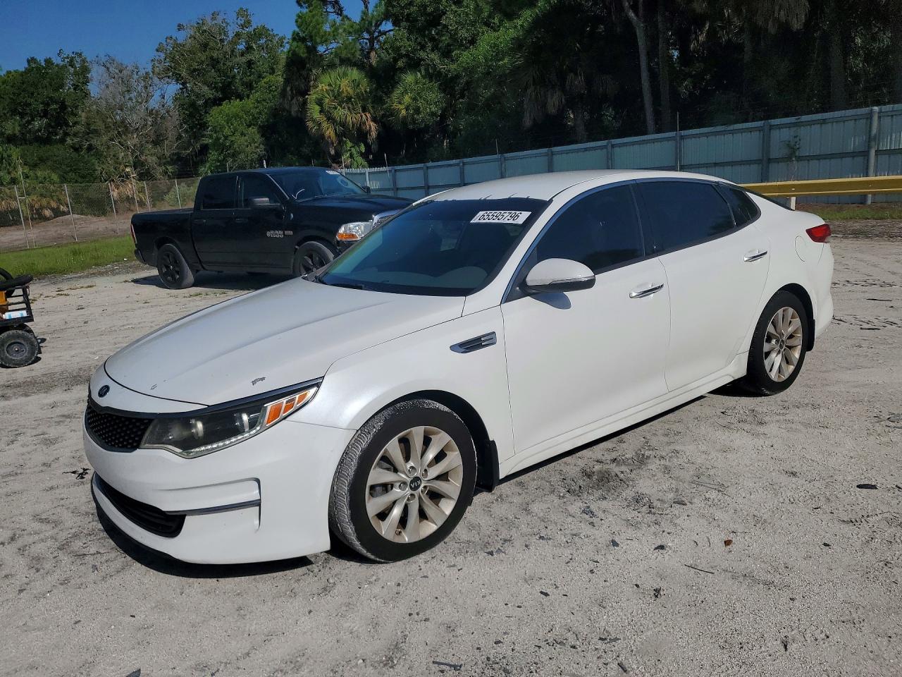 2017 Kia Optima Ex White vin: 5XXGU4L30HG163712