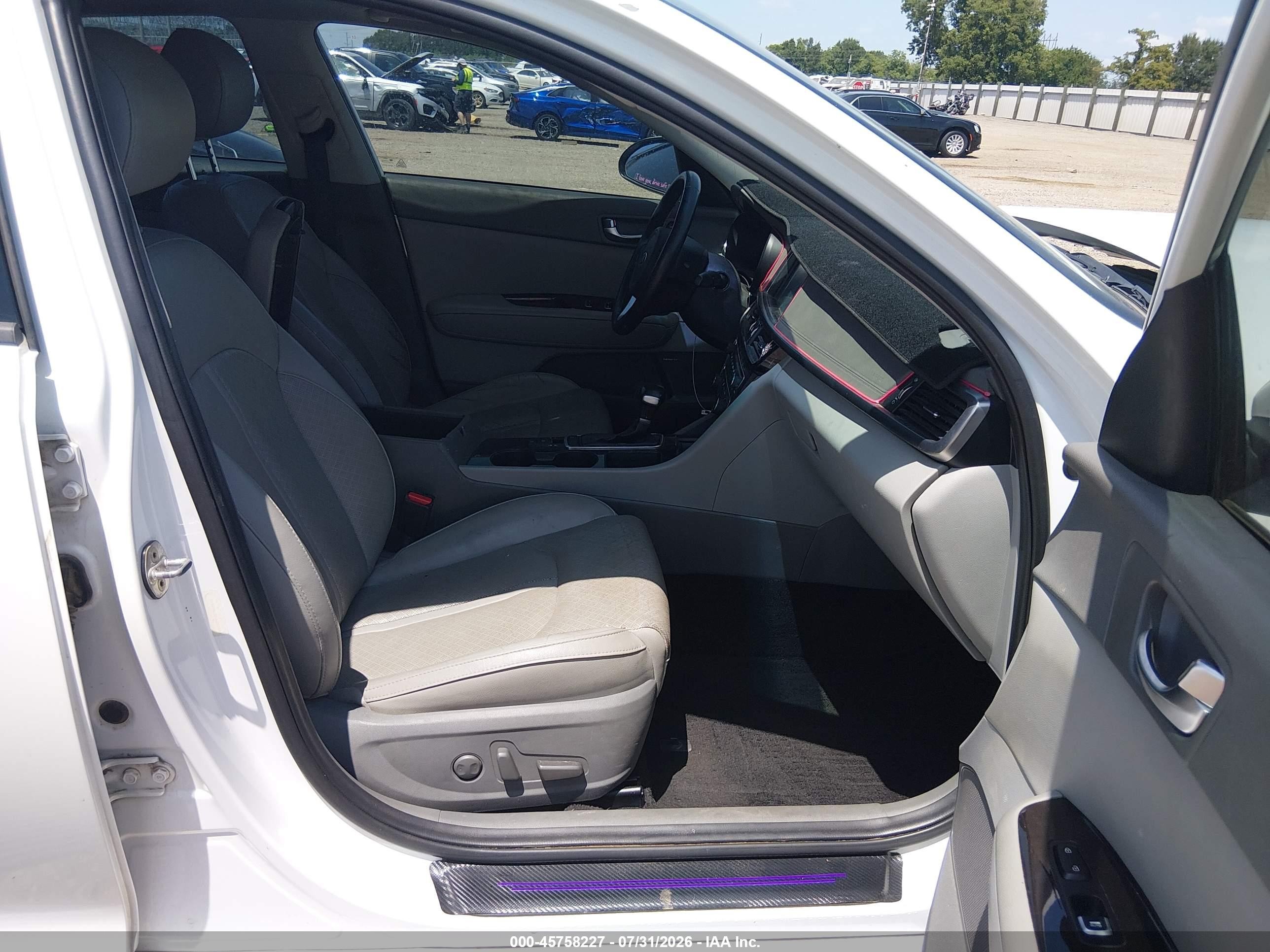 2018 Kia Optima Ex White vin: 5XXGU4L33JG233578