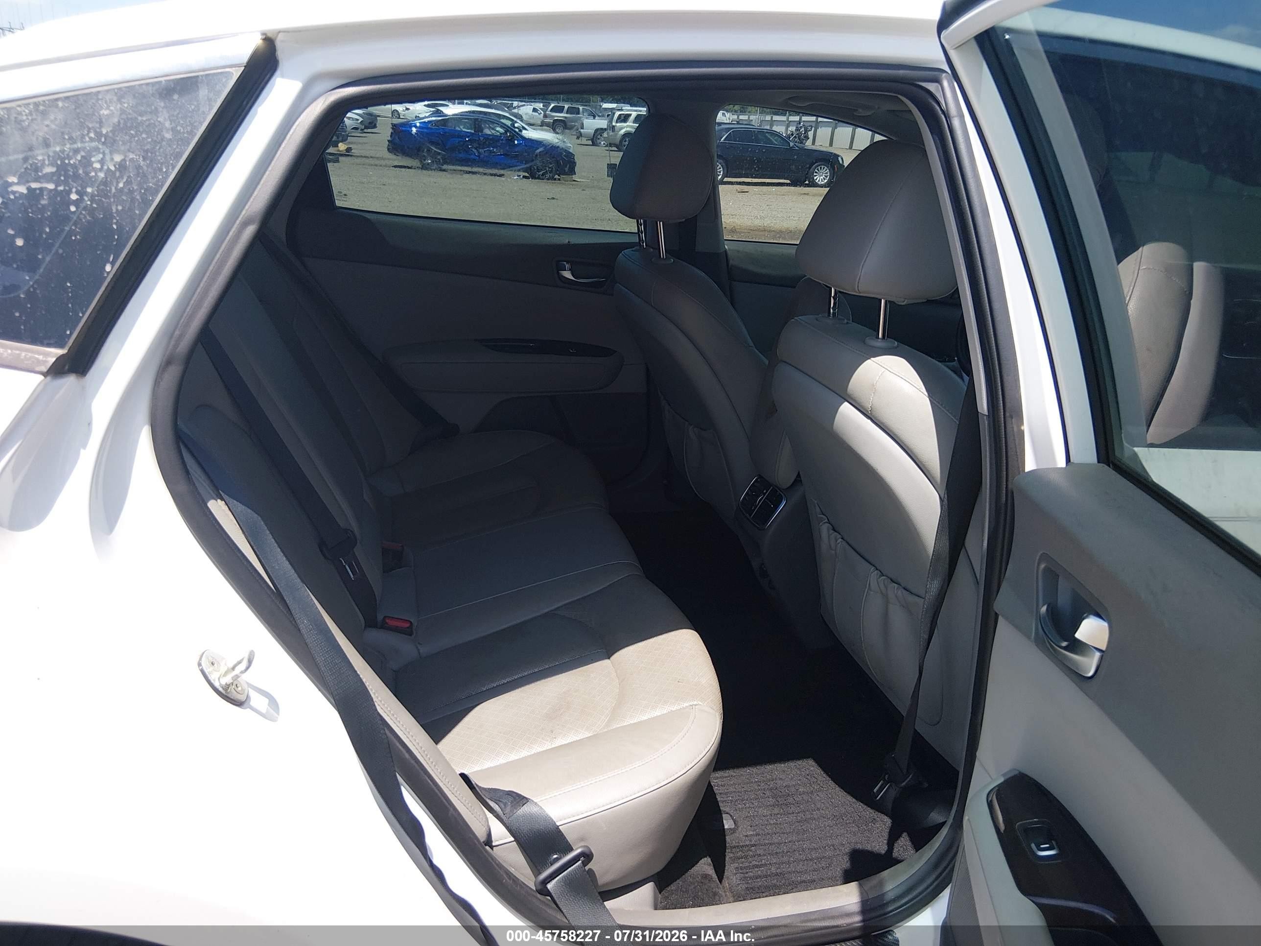 2018 Kia Optima Ex White vin: 5XXGU4L33JG233578