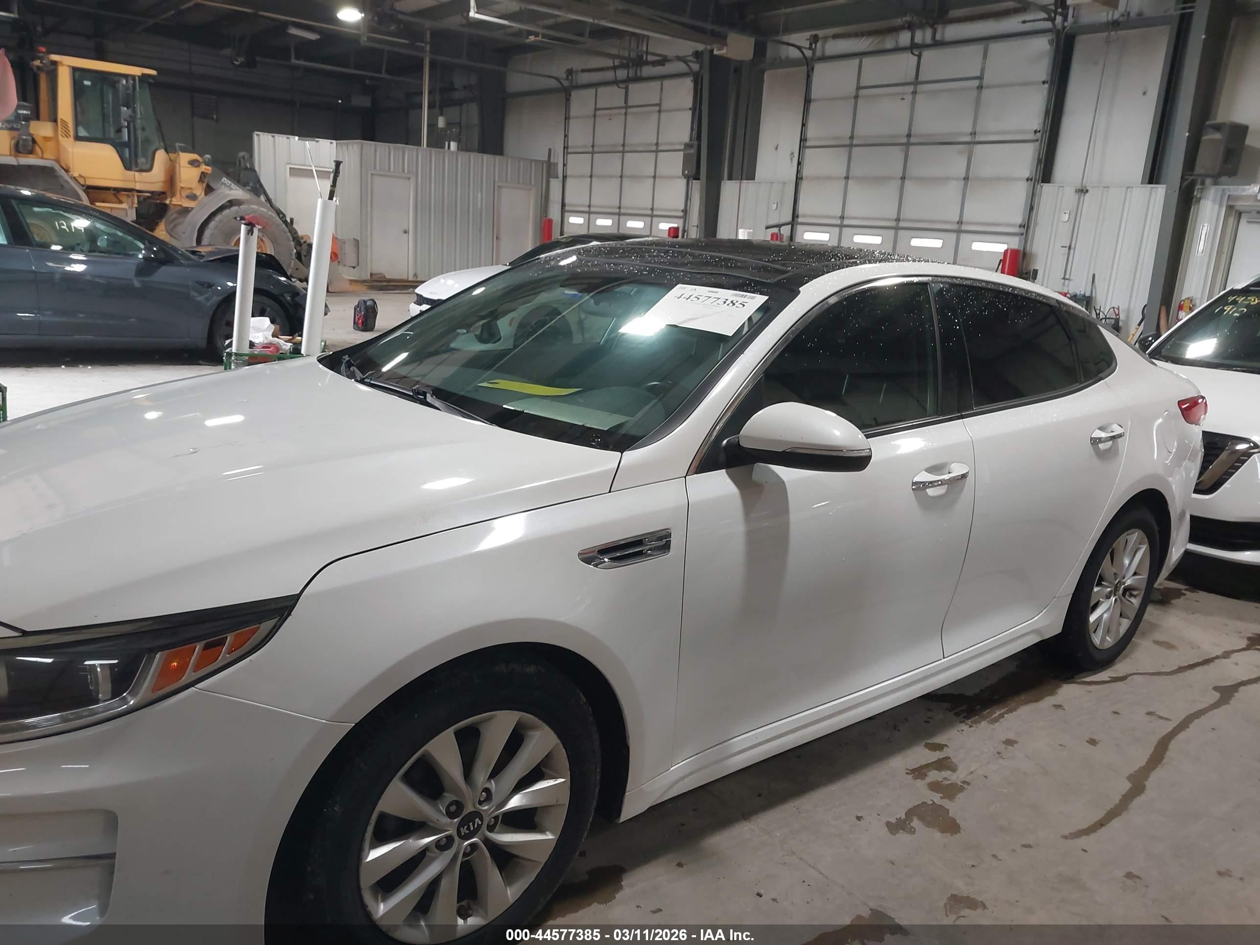 2016 Kia Optima Ex Белый vin: 5XXGU4L34GG032961
