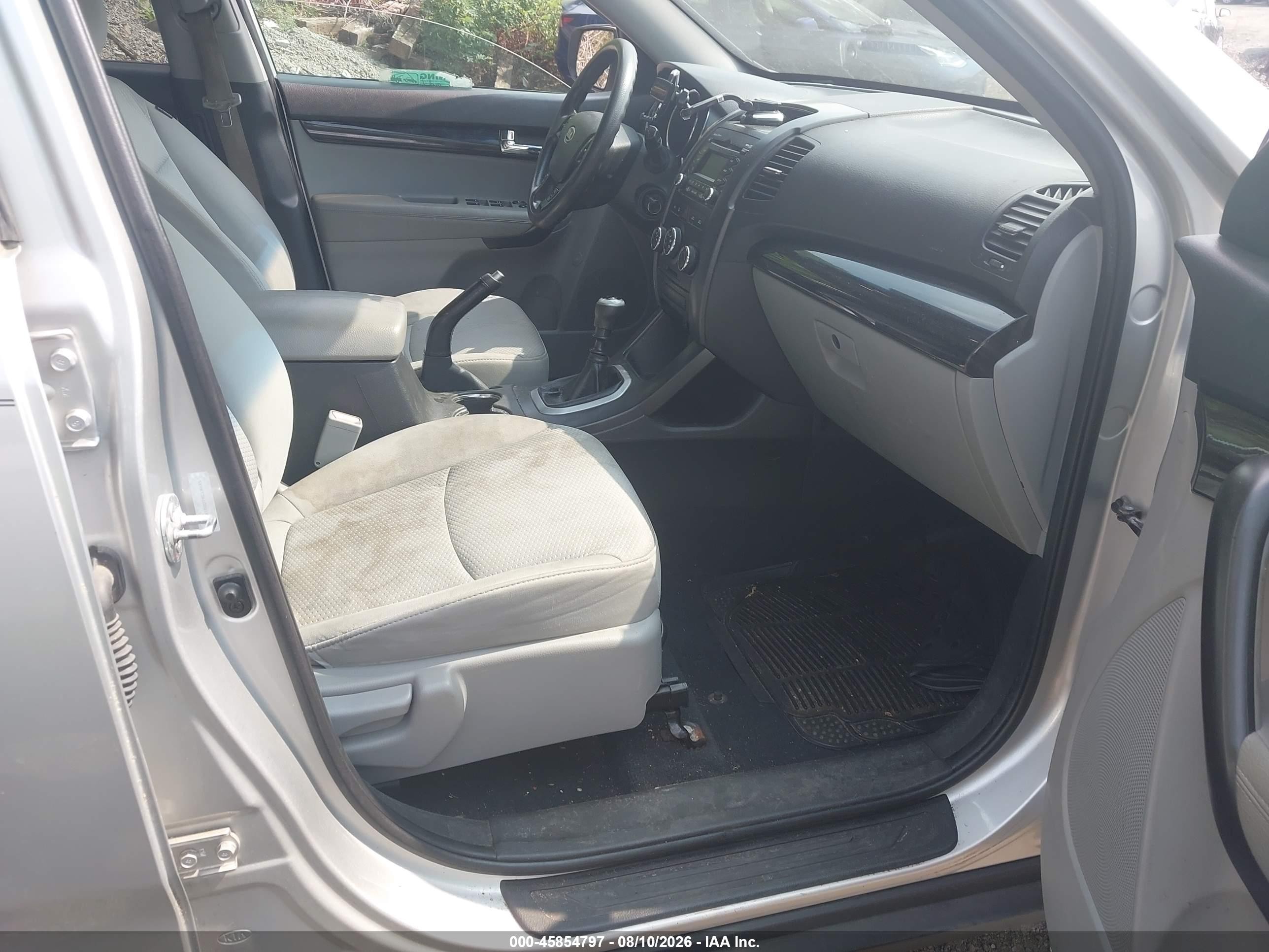 2011 Kia Sorento   Gray vin: 5XYKT3A10BG145514
