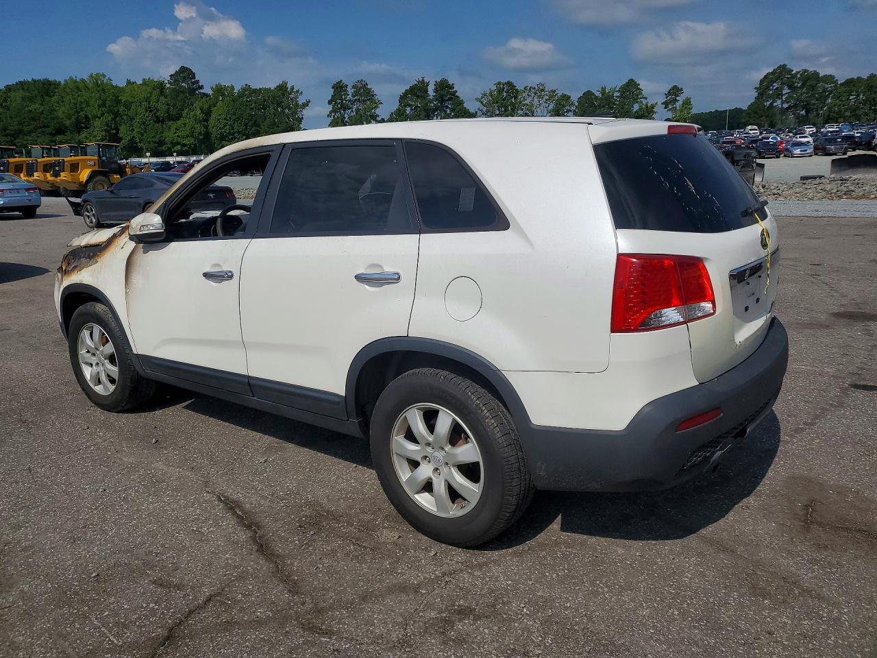 2011 Kia Sorento Base White vin: 5XYKT3A11BG035362