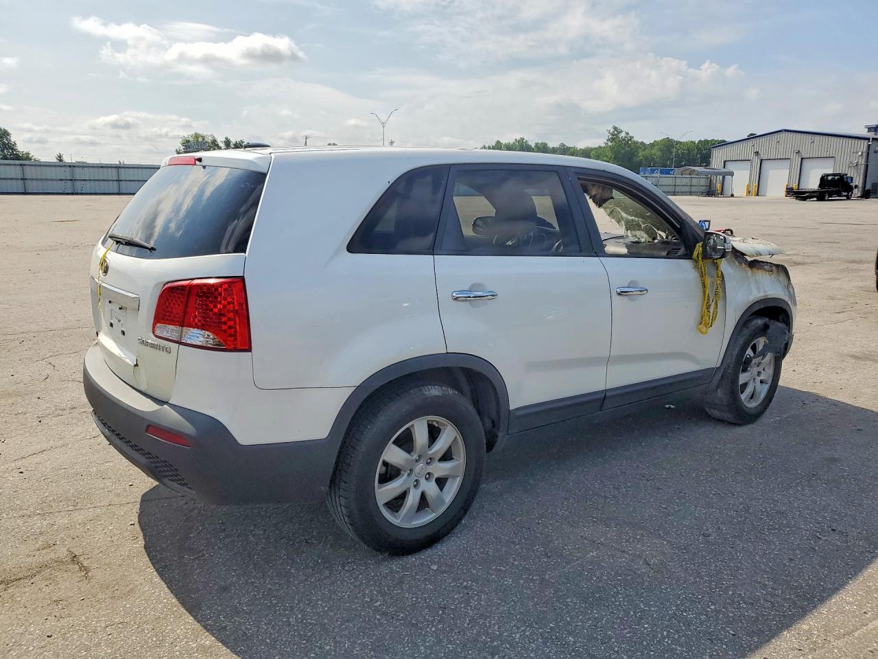 2011 Kia Sorento Base White vin: 5XYKT3A11BG035362