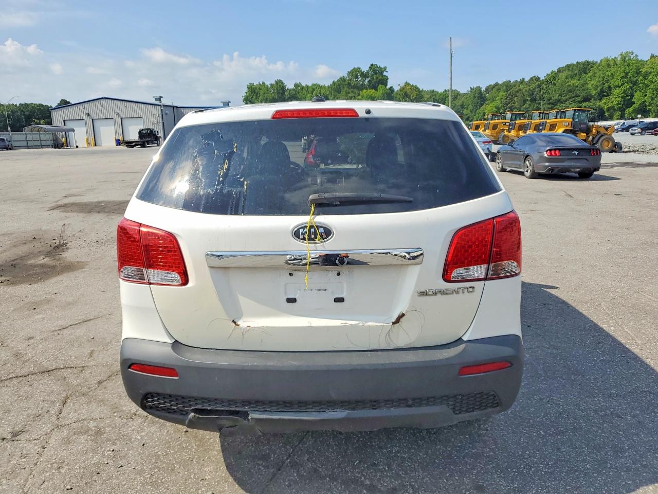 2011 Kia Sorento Base White vin: 5XYKT3A11BG035362