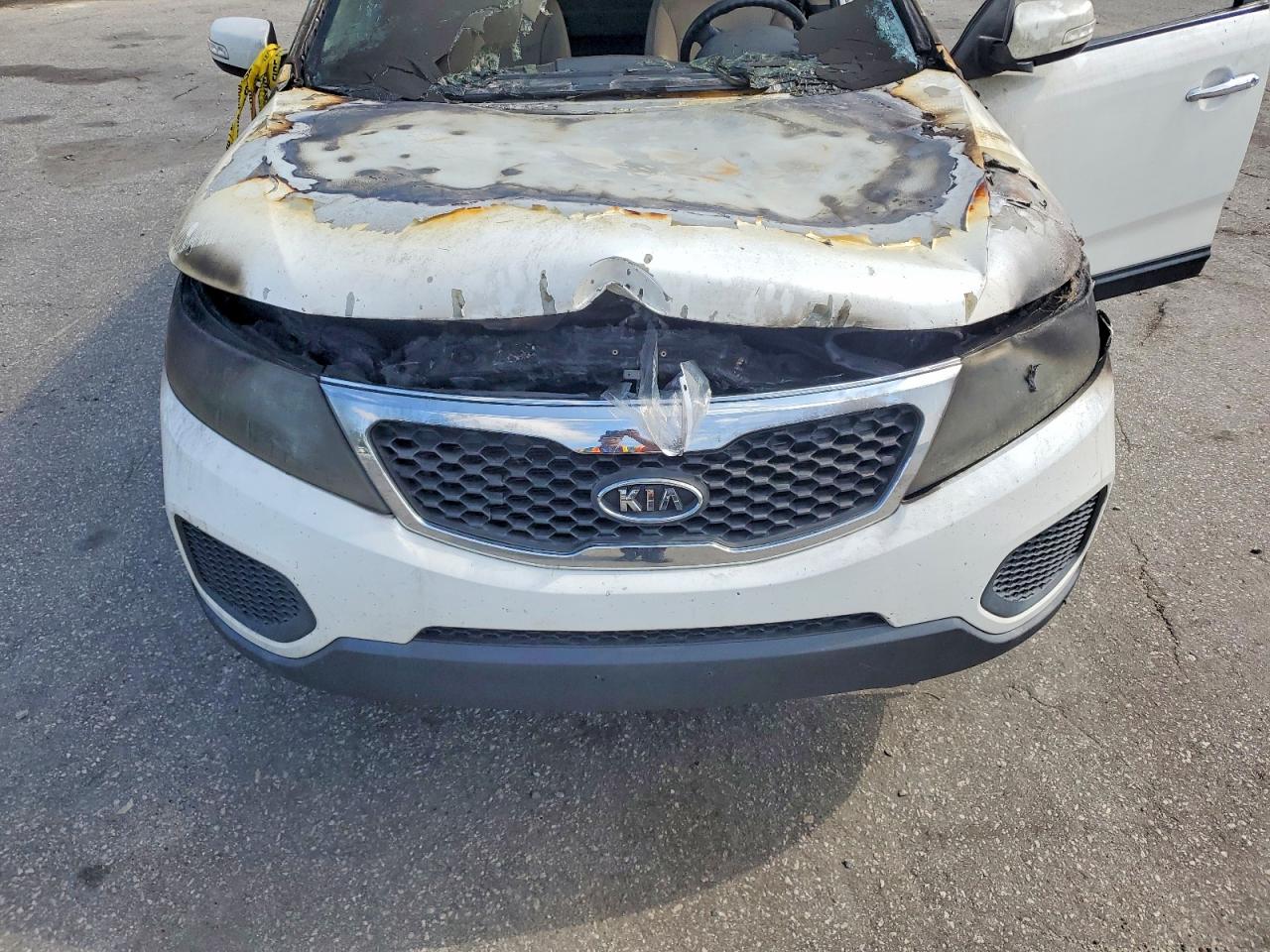 2011 Kia Sorento Base White vin: 5XYKT3A11BG035362