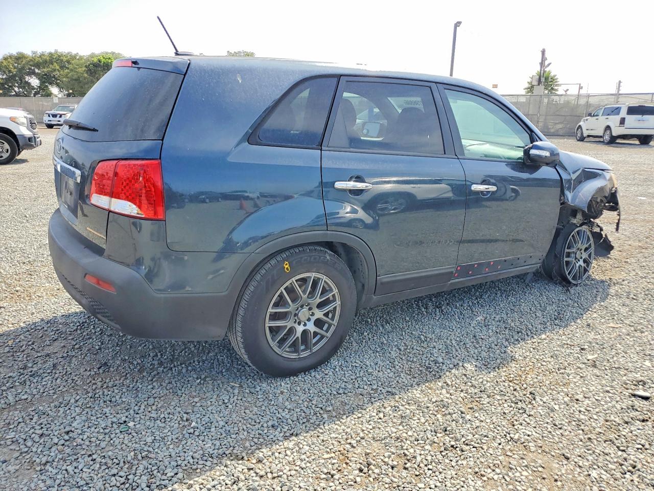 2011 Kia Sorento Lx Серый vin: 5XYKT3A11BG132352