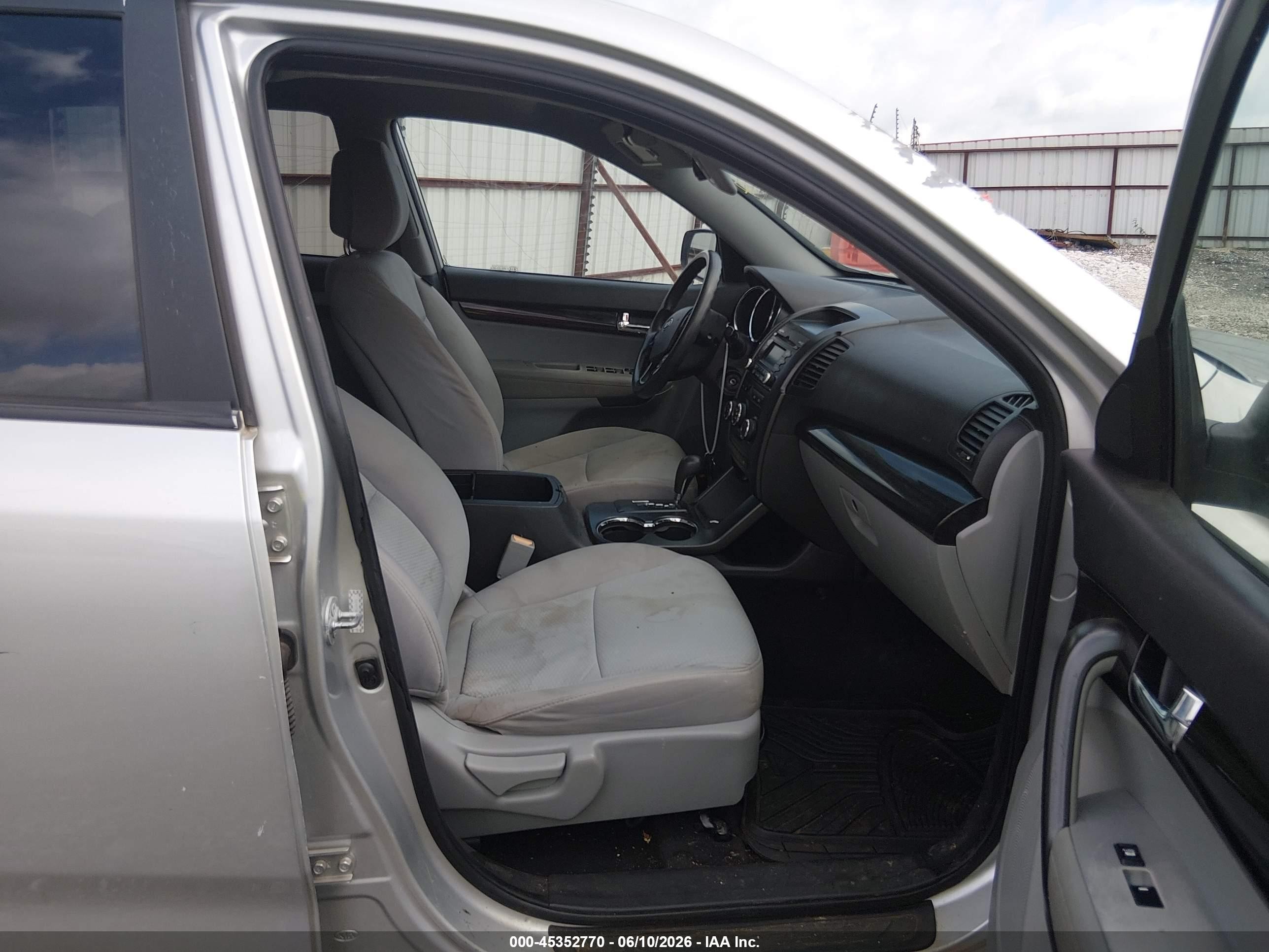2011 Kia Sorento Lx Silver vin: 5XYKT3A13BG017199