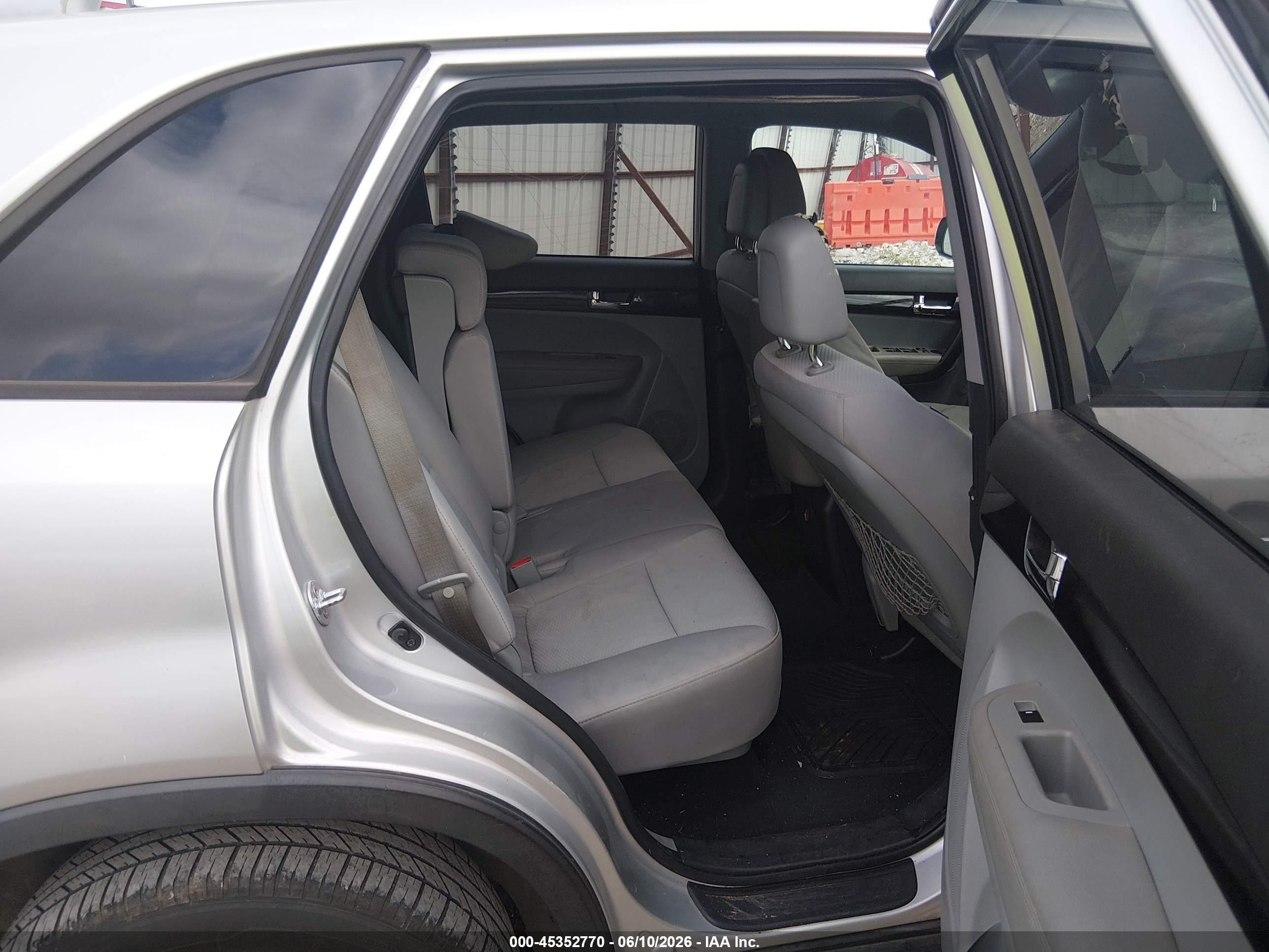 2011 Kia Sorento Lx Silver vin: 5XYKT3A13BG017199