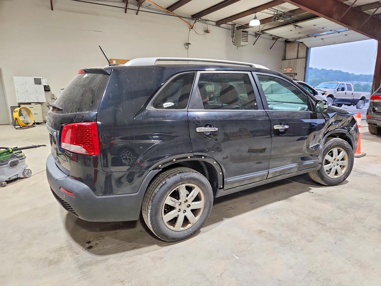 2011 Kia Sorento Lx Черный vin: 5XYKT3A13BG125645