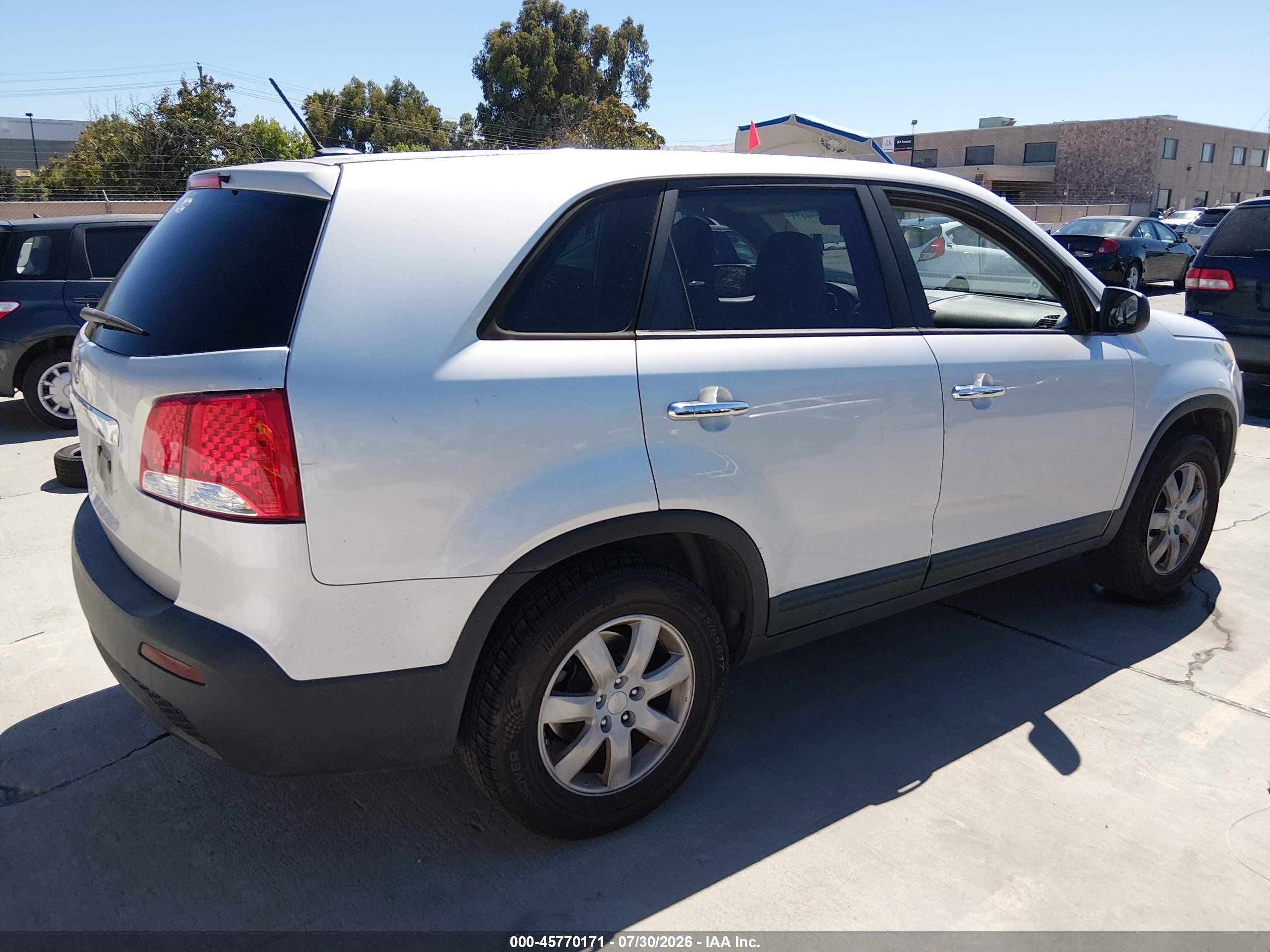 2011 Kia Sorento   Серебряный vin: 5XYKT3A16BG023031