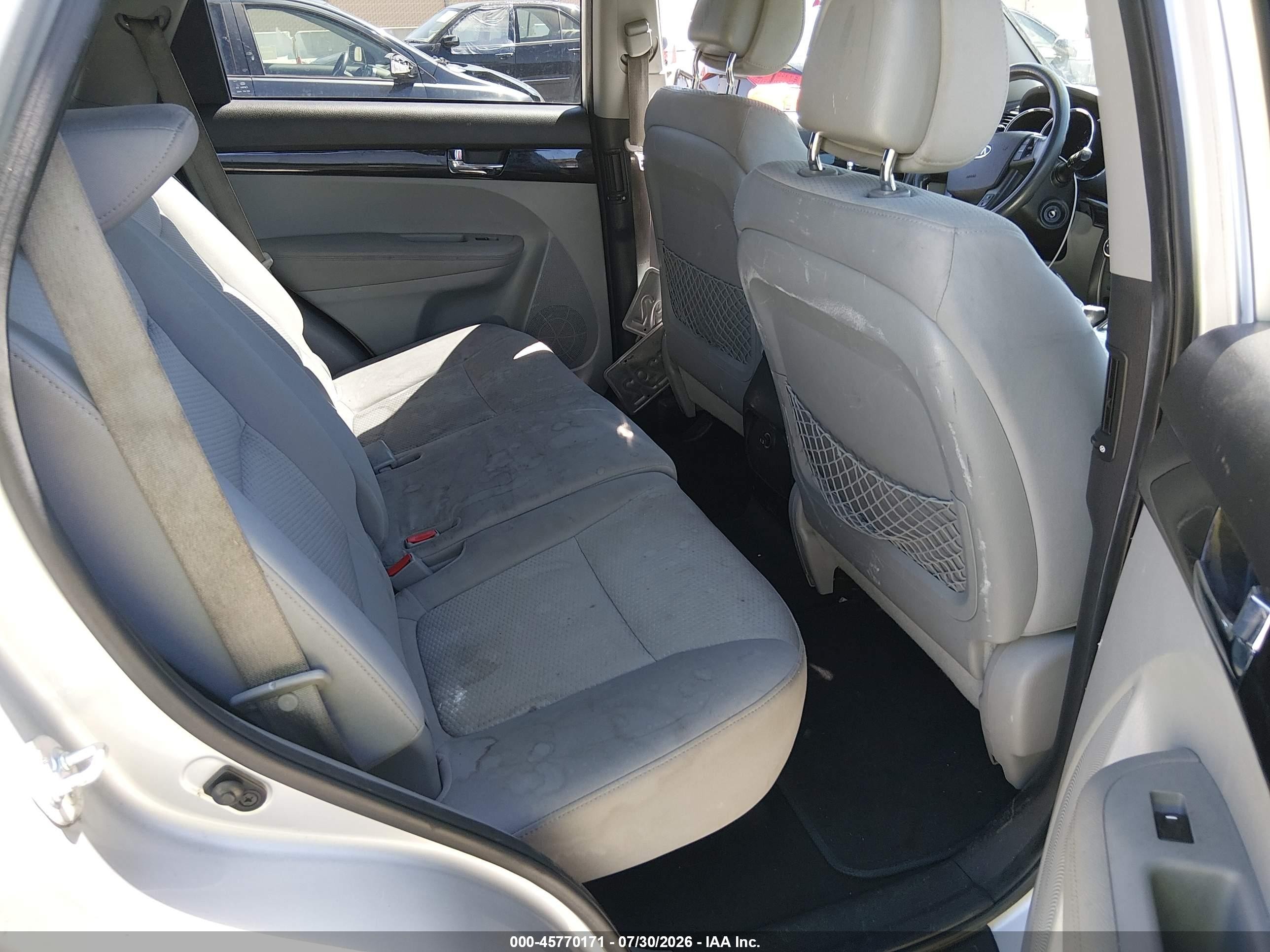 2011 Kia Sorento   Серебряный vin: 5XYKT3A16BG023031