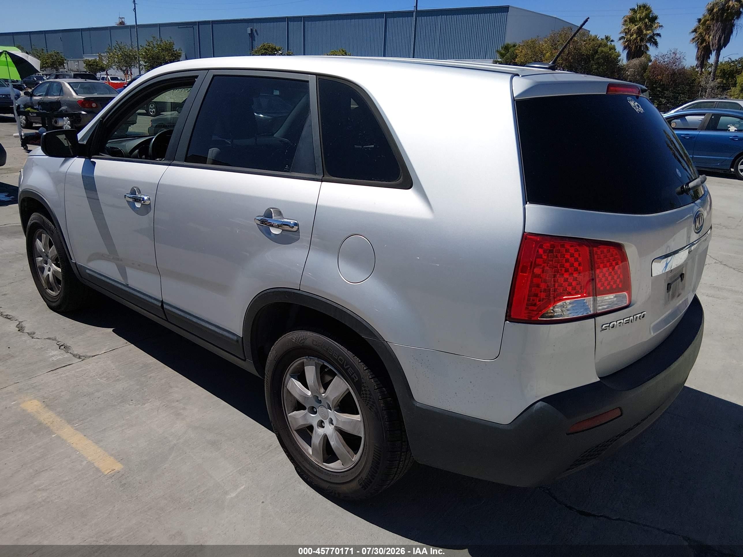 2011 Kia Sorento   Серебряный vin: 5XYKT3A16BG023031