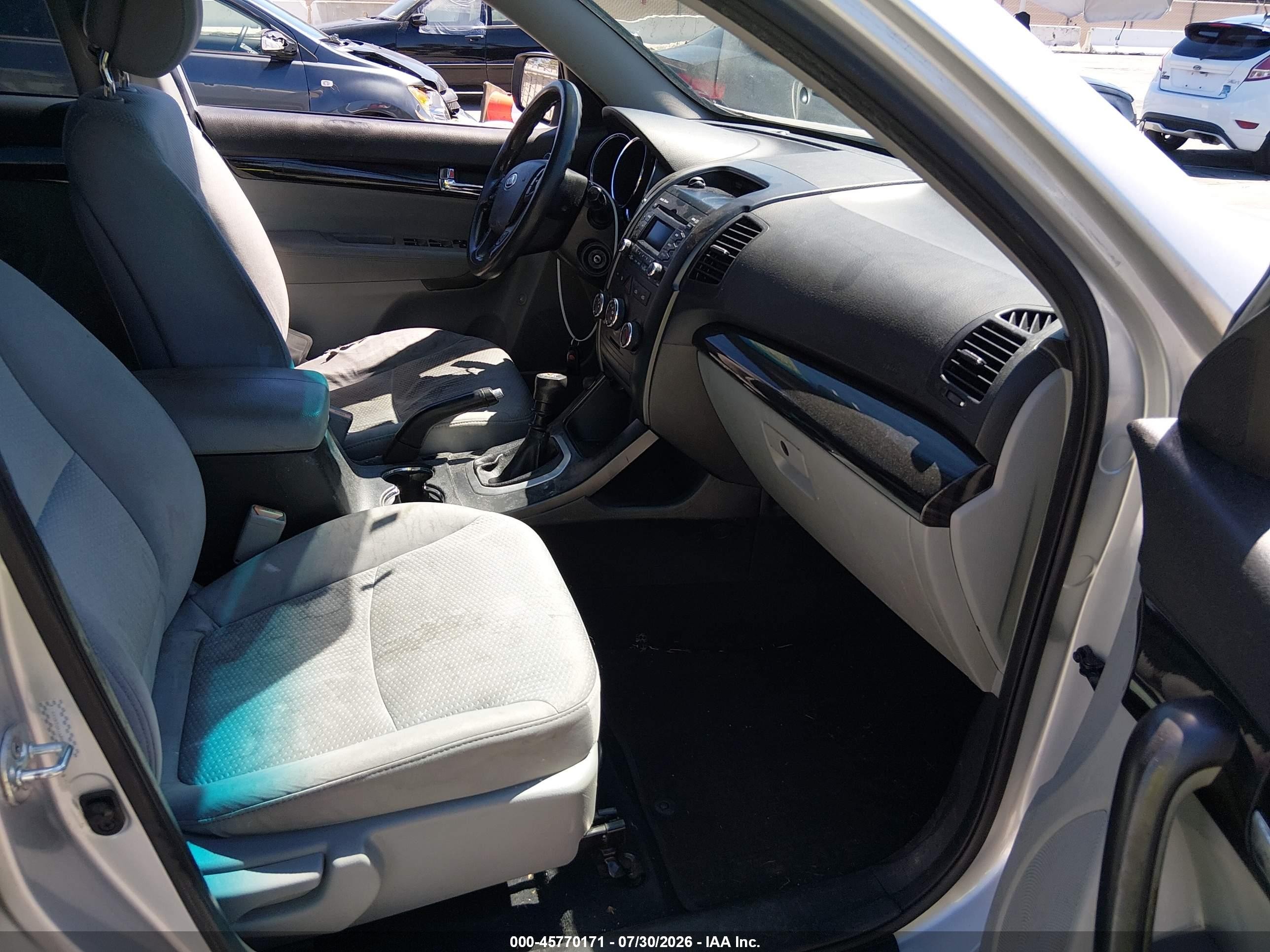2011 Kia Sorento   Серебряный vin: 5XYKT3A16BG023031