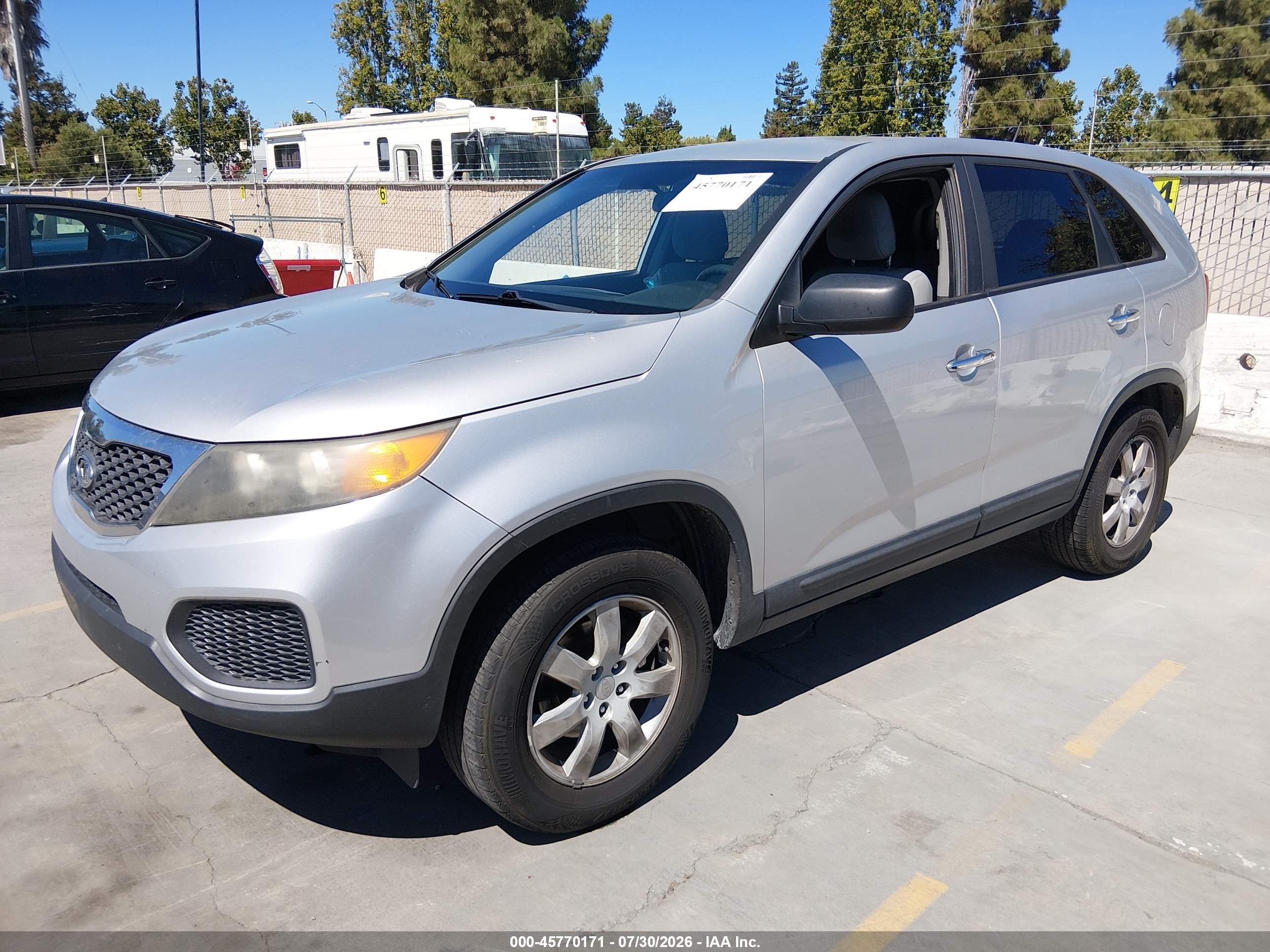 2011 Kia Sorento   Серебряный vin: 5XYKT3A16BG023031