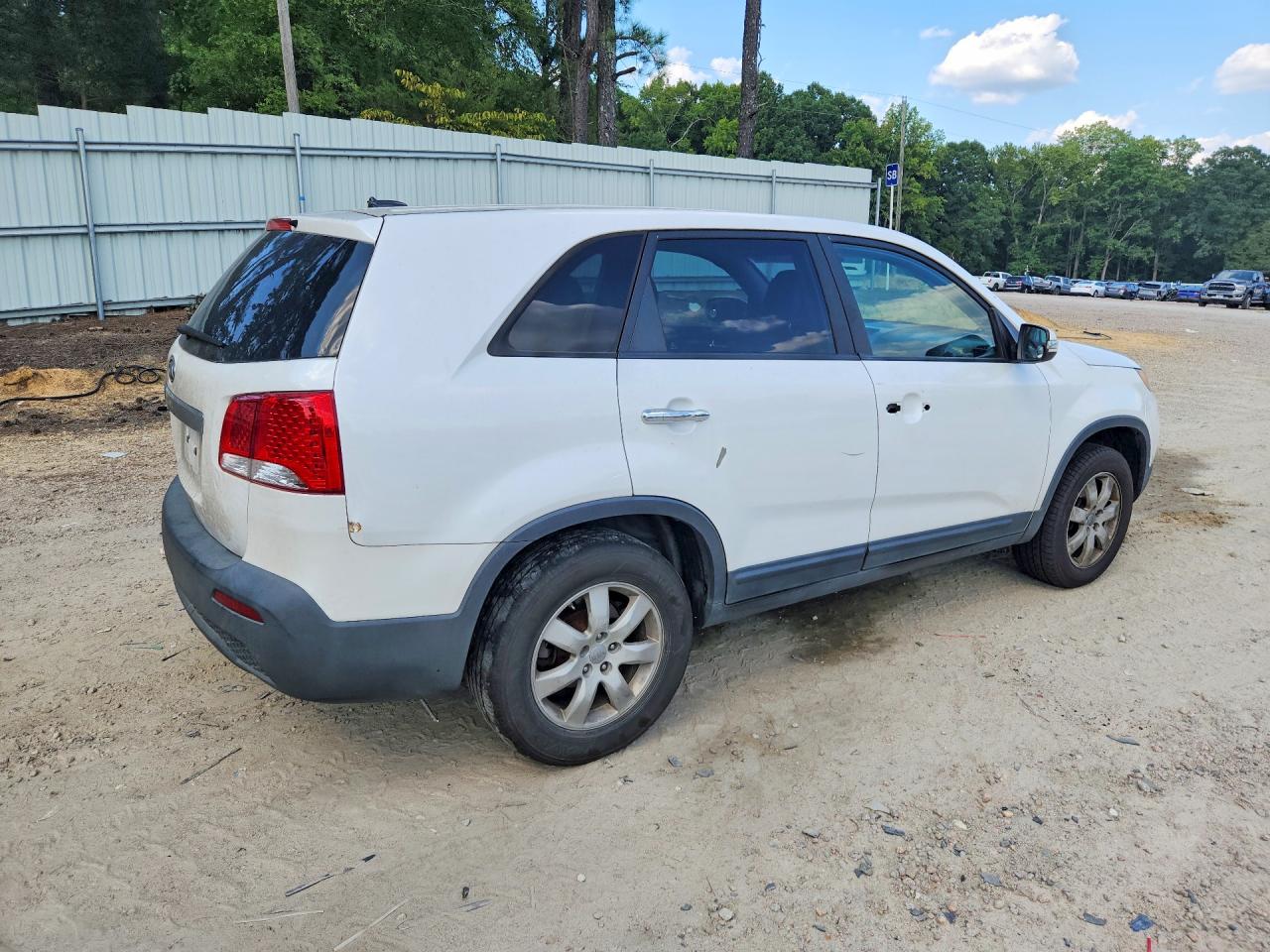 2011 Kia Sorento Lx White vin: 5XYKT3A17BG089121