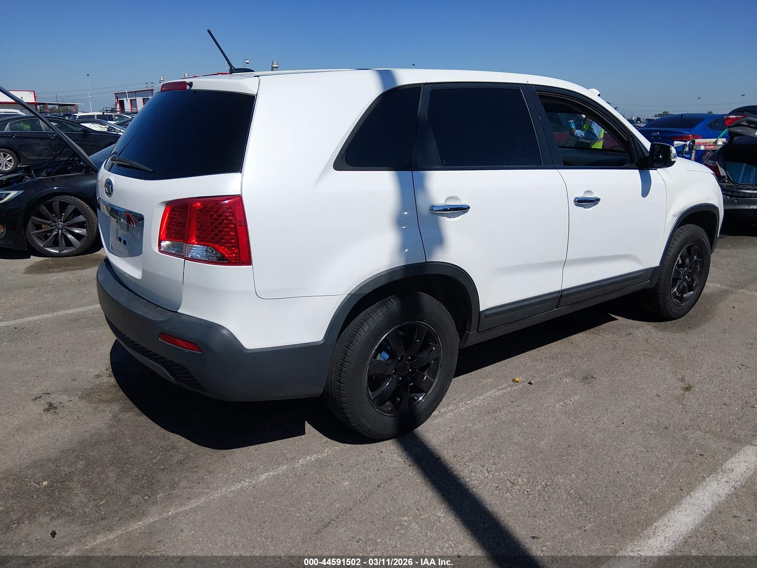 2011 Kia Sorento Lx White vin: 5XYKT3A17BG128015