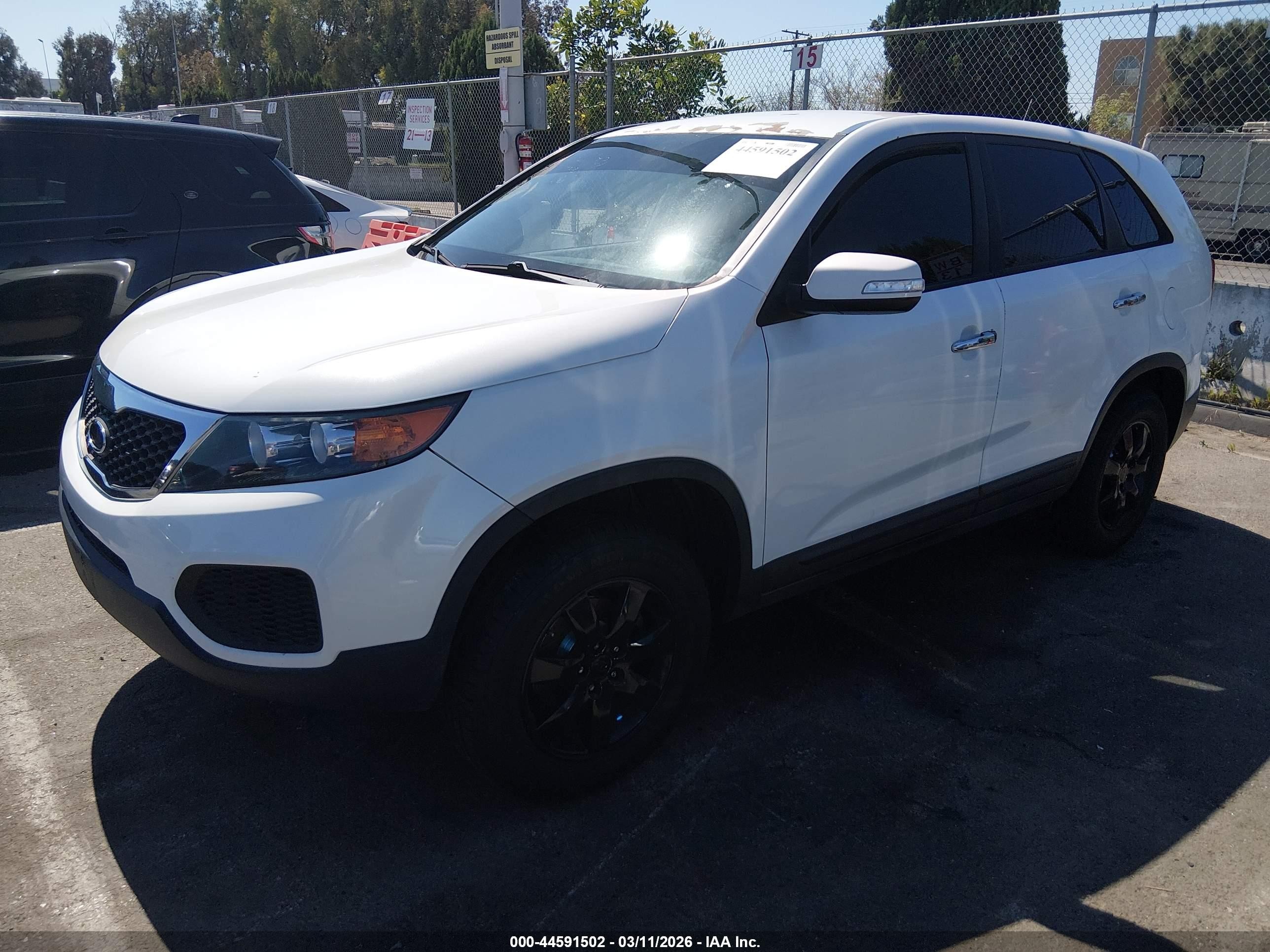 2011 Kia Sorento Lx White vin: 5XYKT3A17BG128015