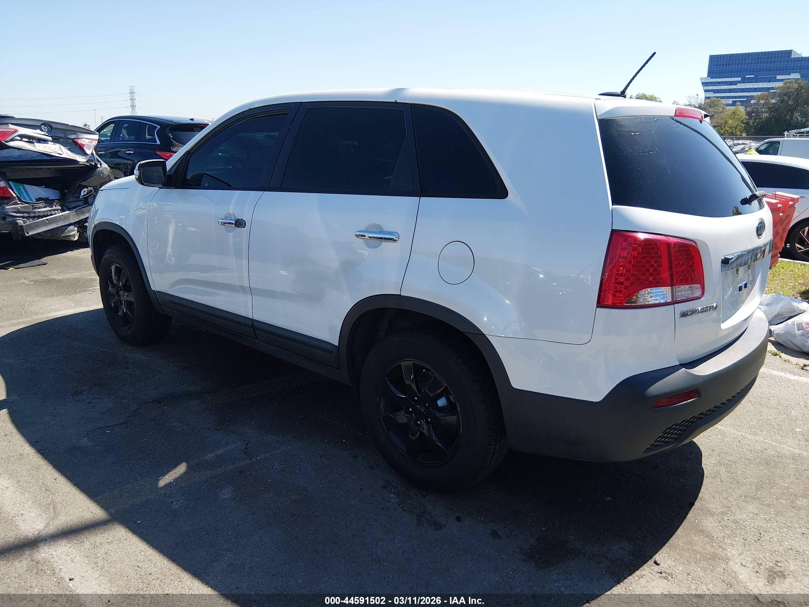 2011 Kia Sorento Lx White vin: 5XYKT3A17BG128015