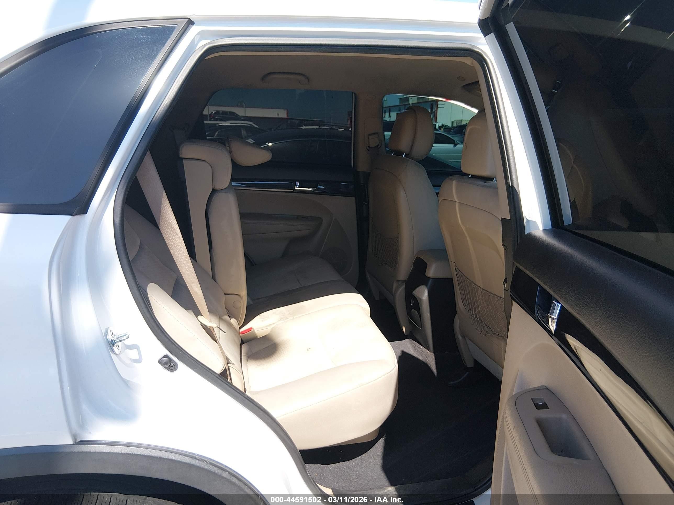 2011 Kia Sorento Lx White vin: 5XYKT3A17BG128015