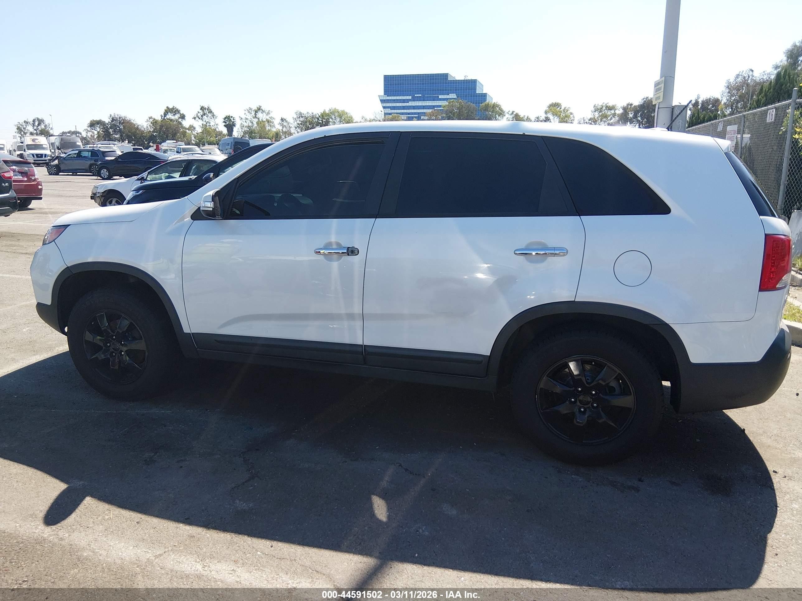 2011 Kia Sorento Lx White vin: 5XYKT3A17BG128015