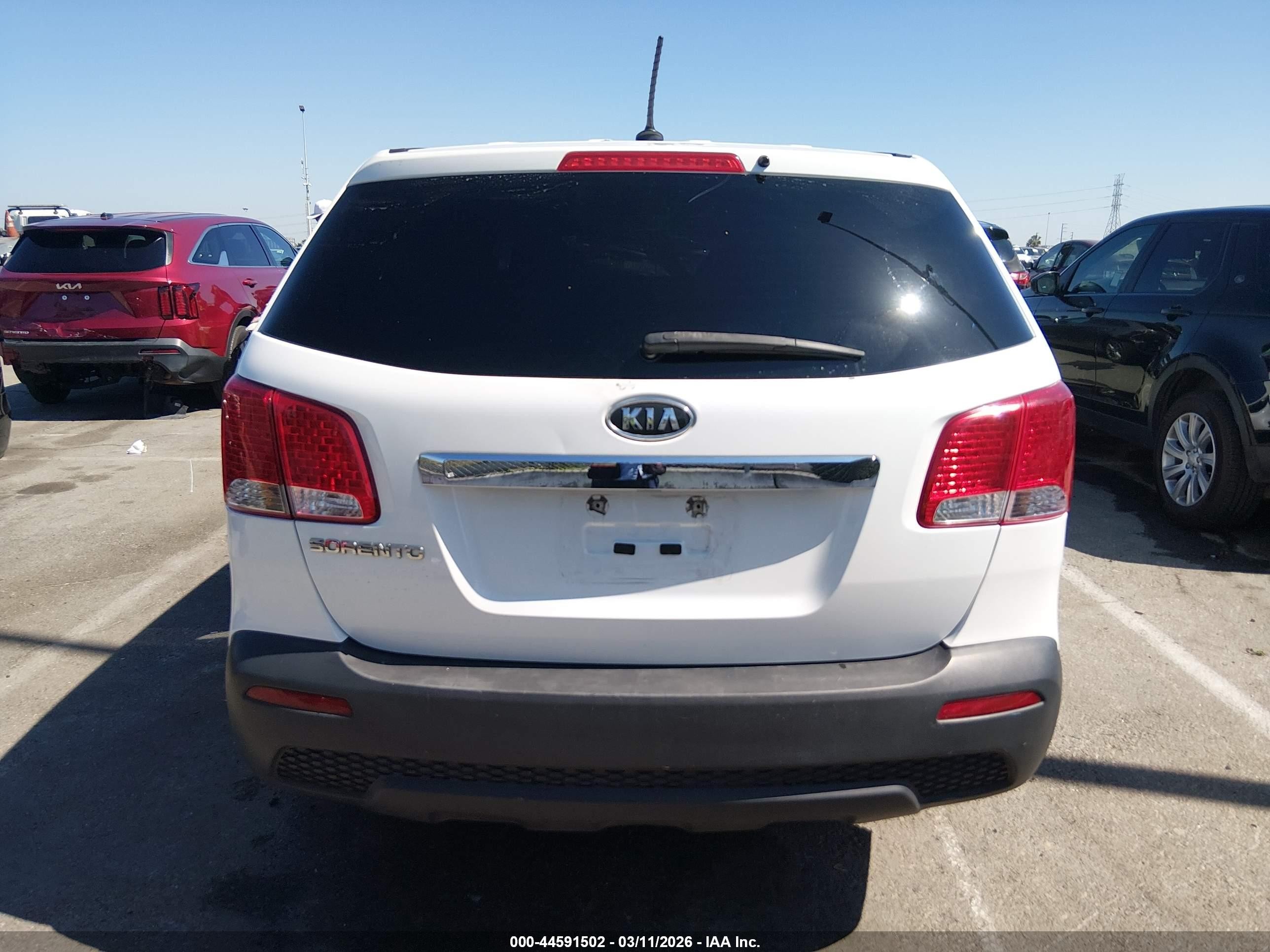 2011 Kia Sorento Lx White vin: 5XYKT3A17BG128015