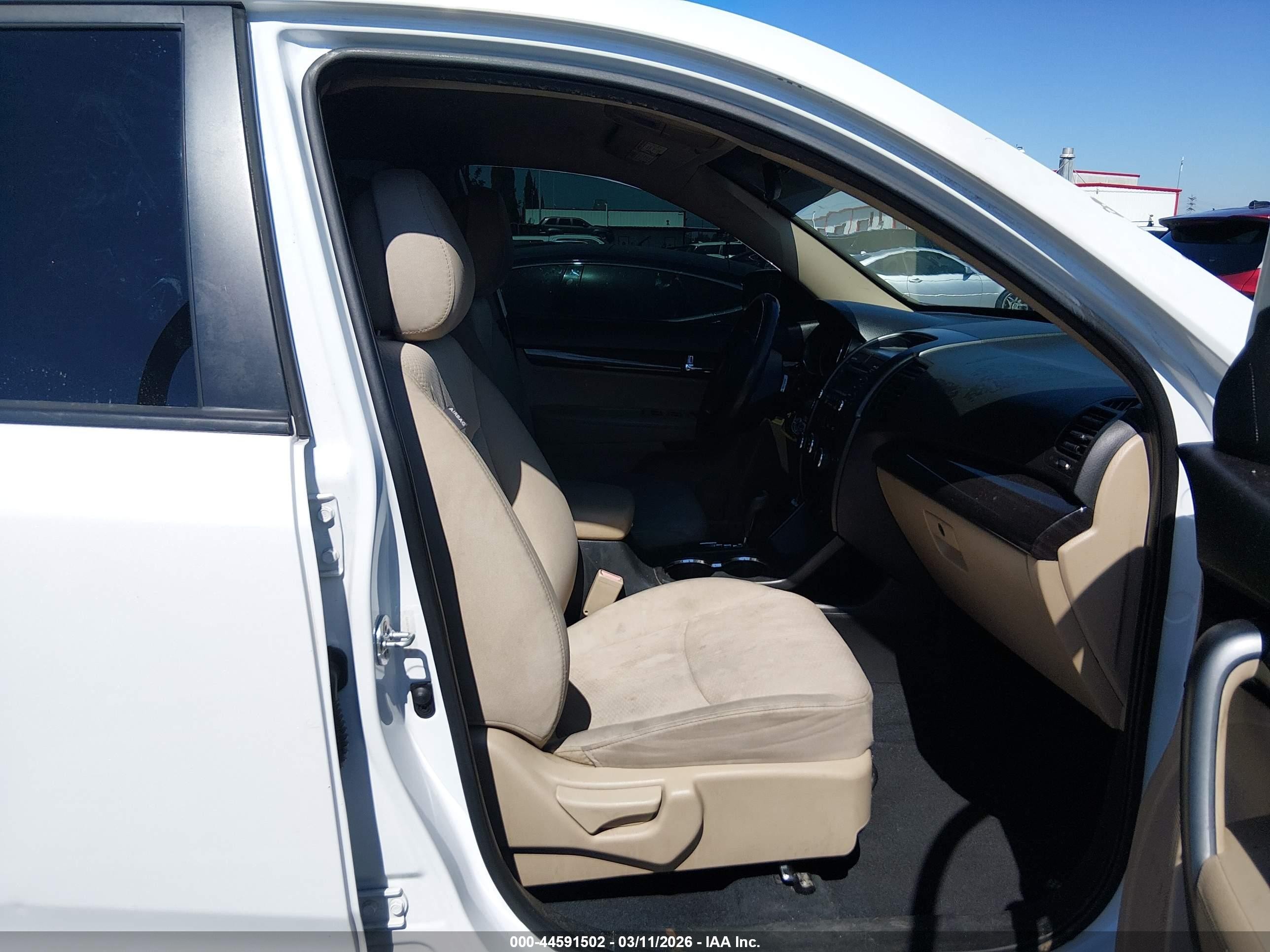 2011 Kia Sorento Lx White vin: 5XYKT3A17BG128015