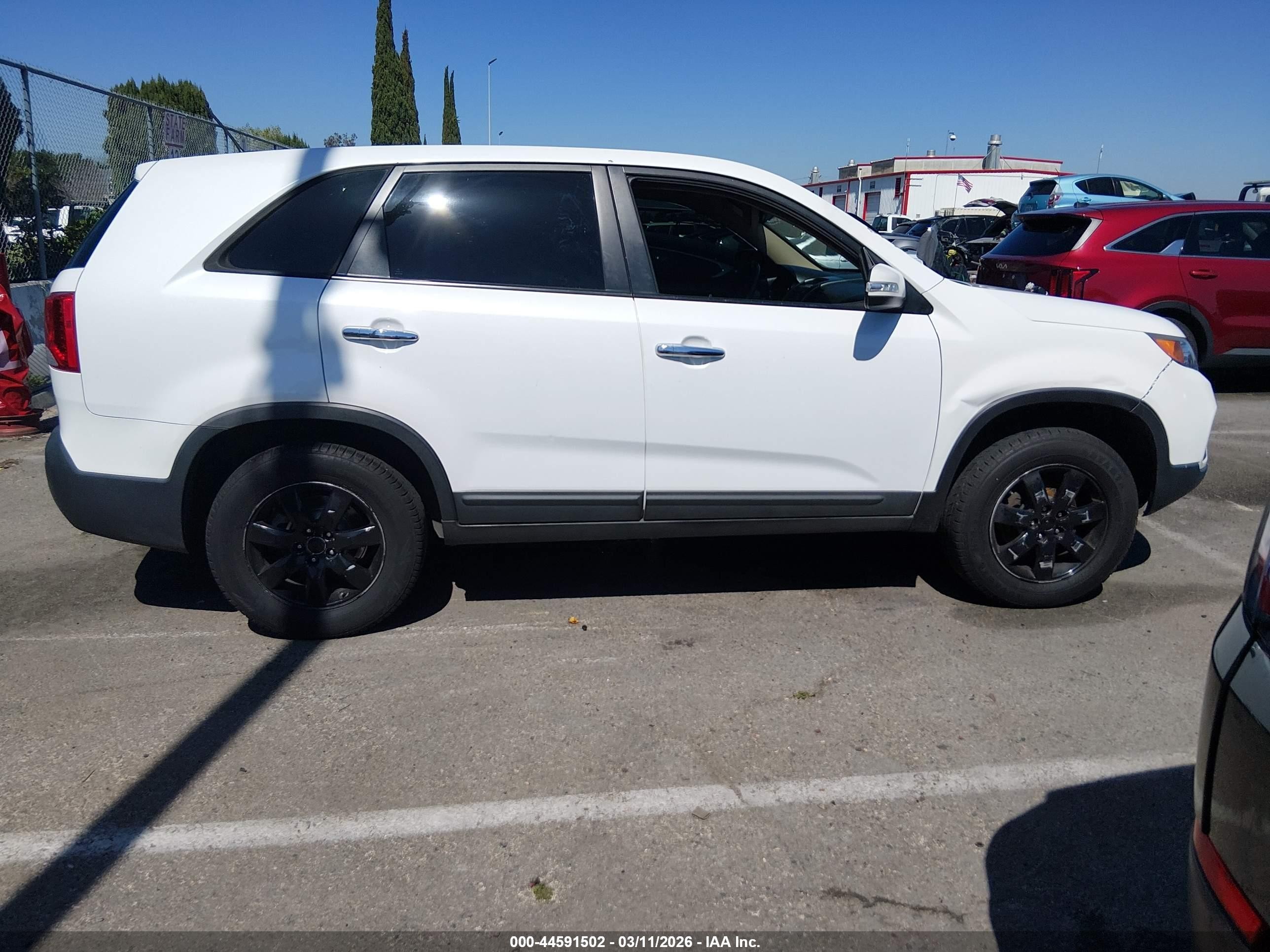 2011 Kia Sorento Lx White vin: 5XYKT3A17BG128015