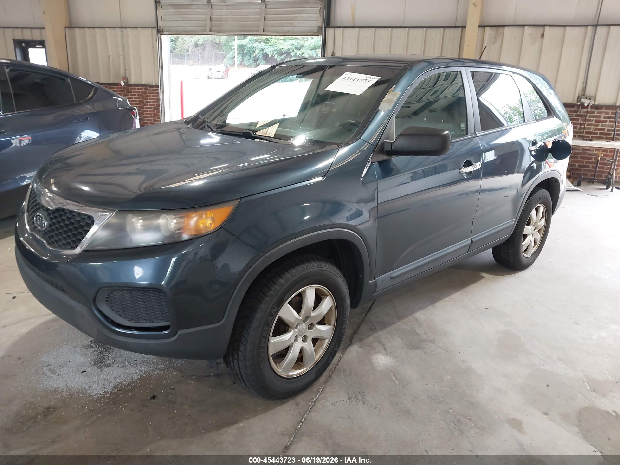 2011 Kia Sorento   Blue vin: 5XYKT3A18BG015674